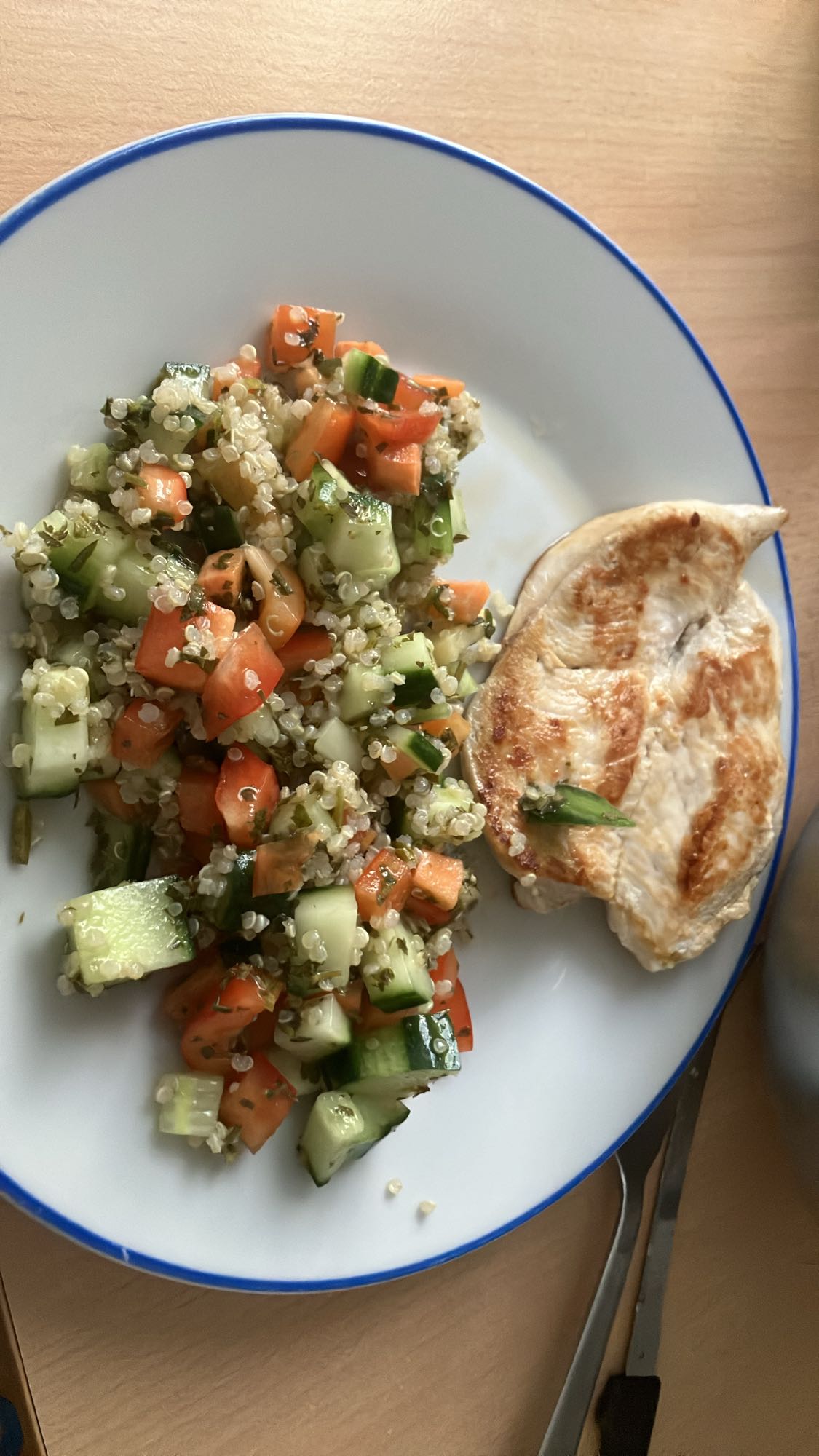 Frango grelhado com salada de quinoa