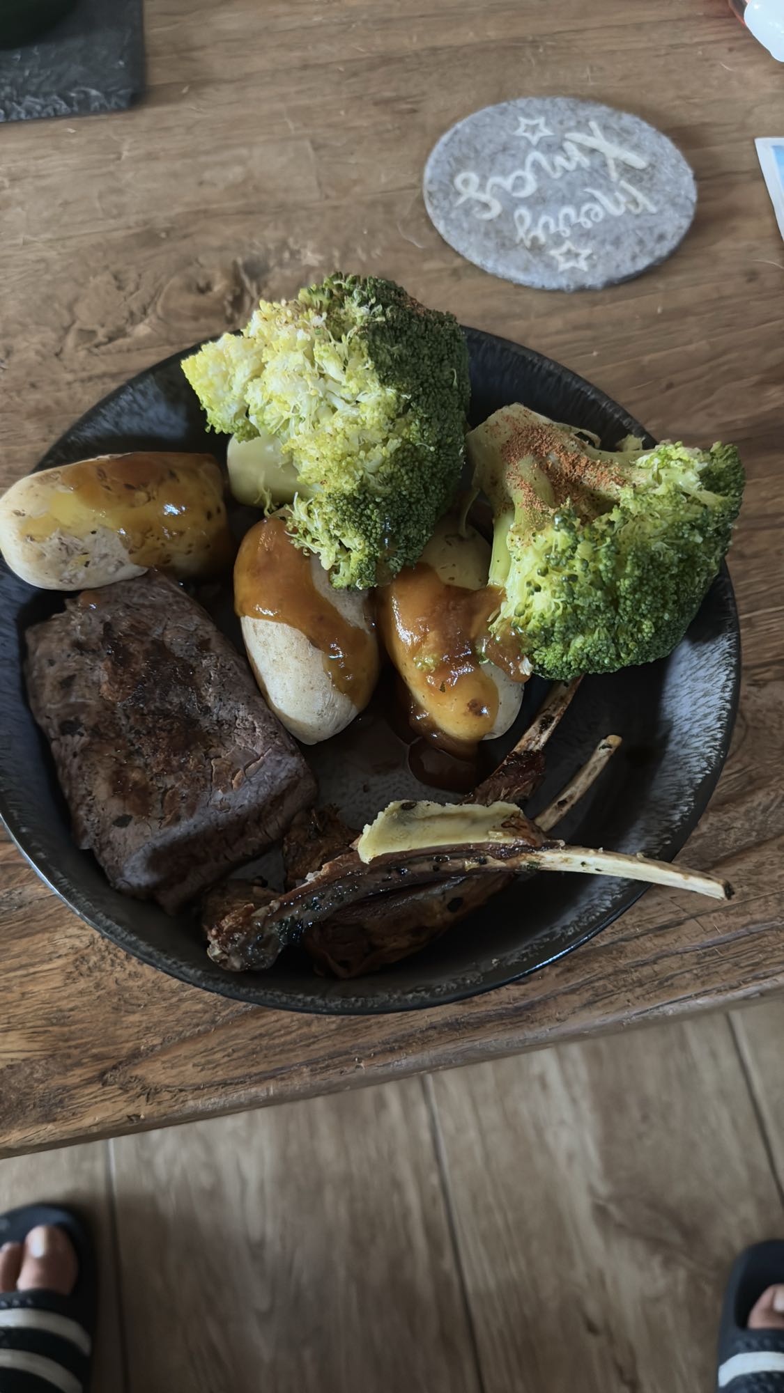 Biefstuk, lamskotelet, aardappel, broccoli