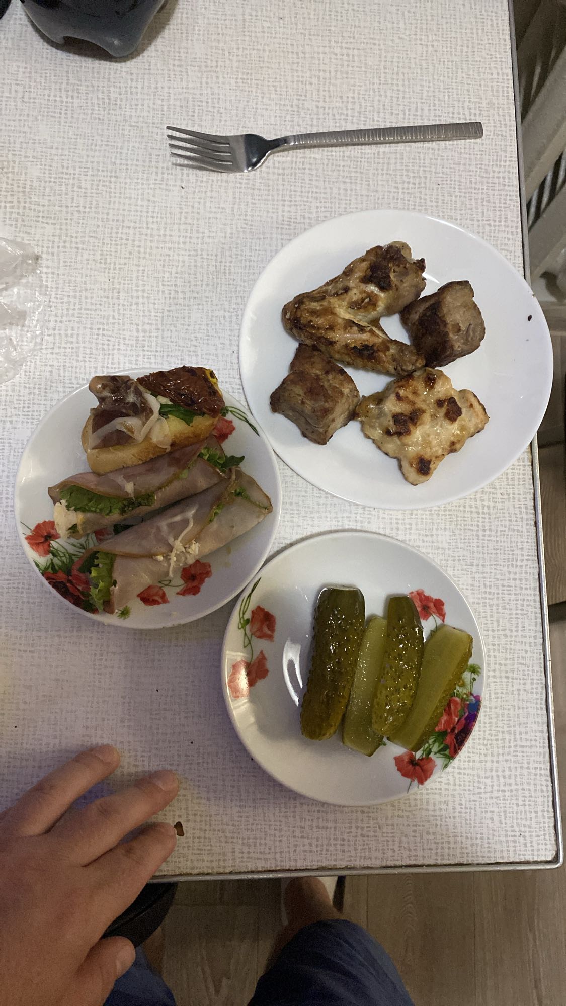 Мясо с закуской и огурцами