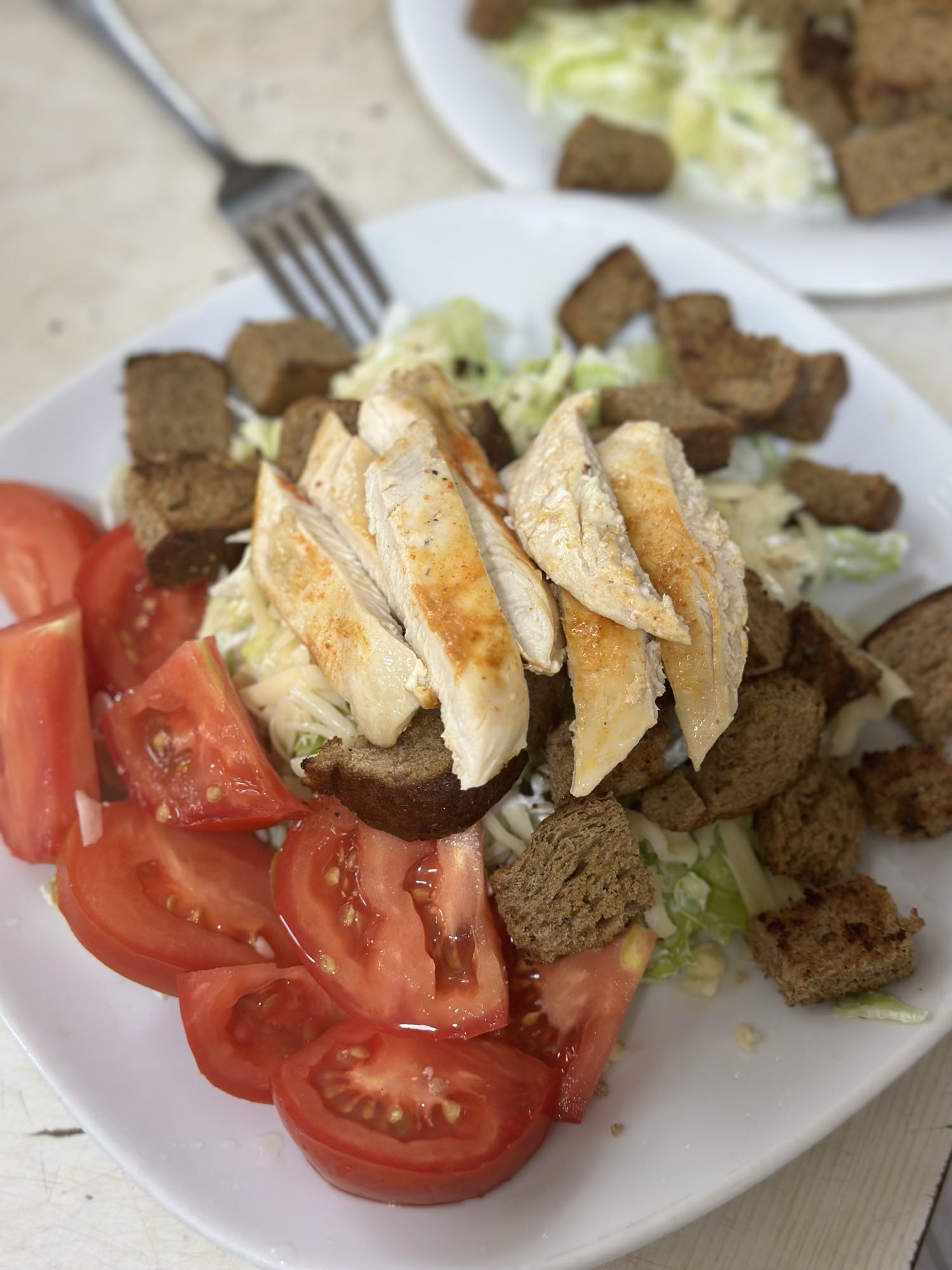 Куриный салат с сухариками