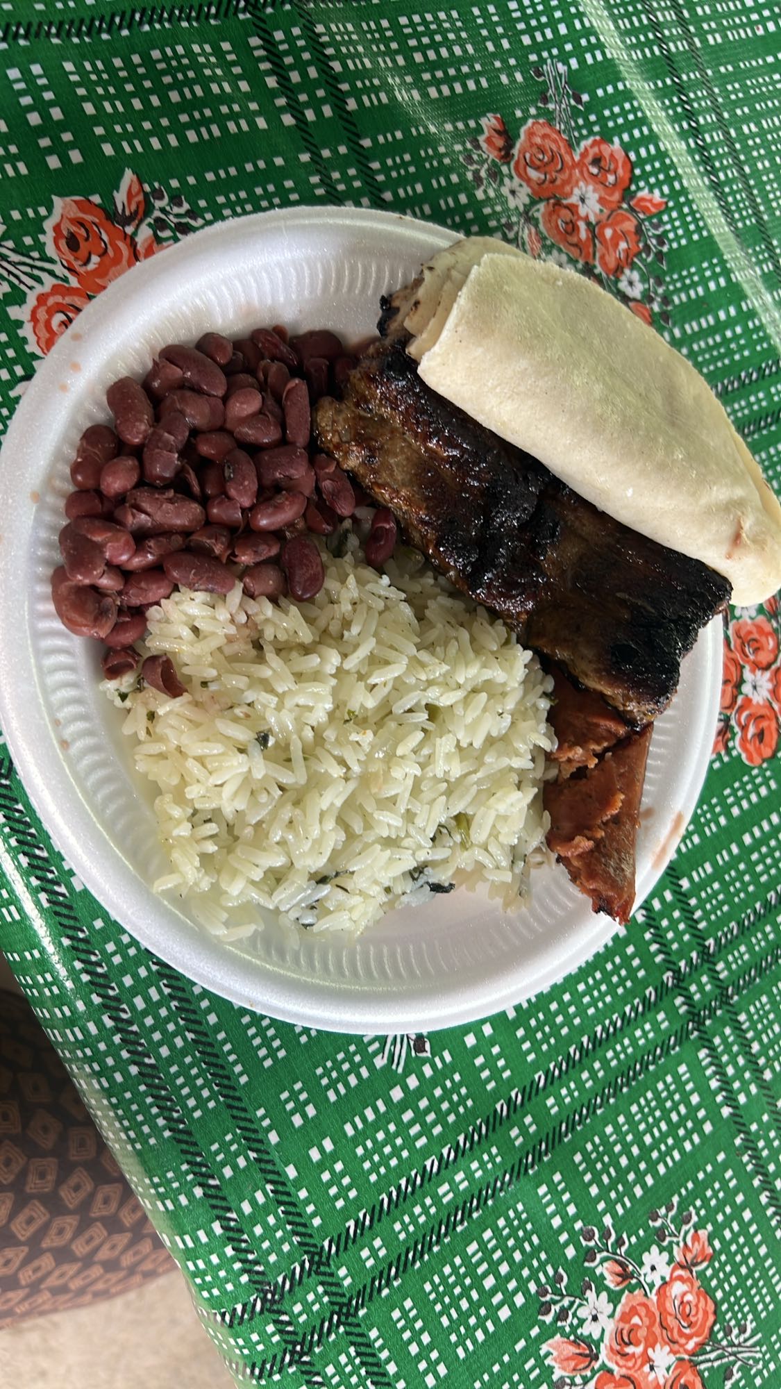 Plato típico con arroz y carne