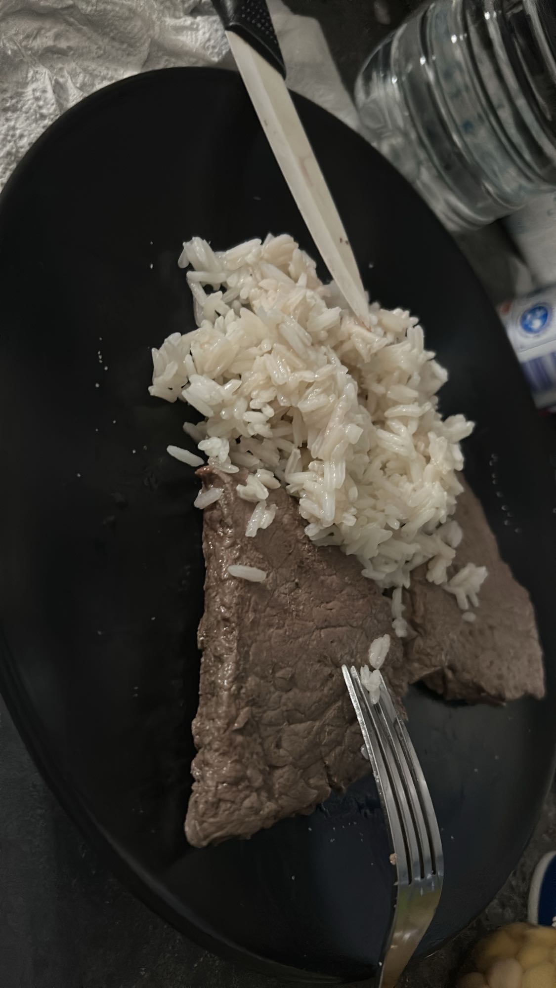 Riz blanc avec filet d'huile d'olive et bifteck