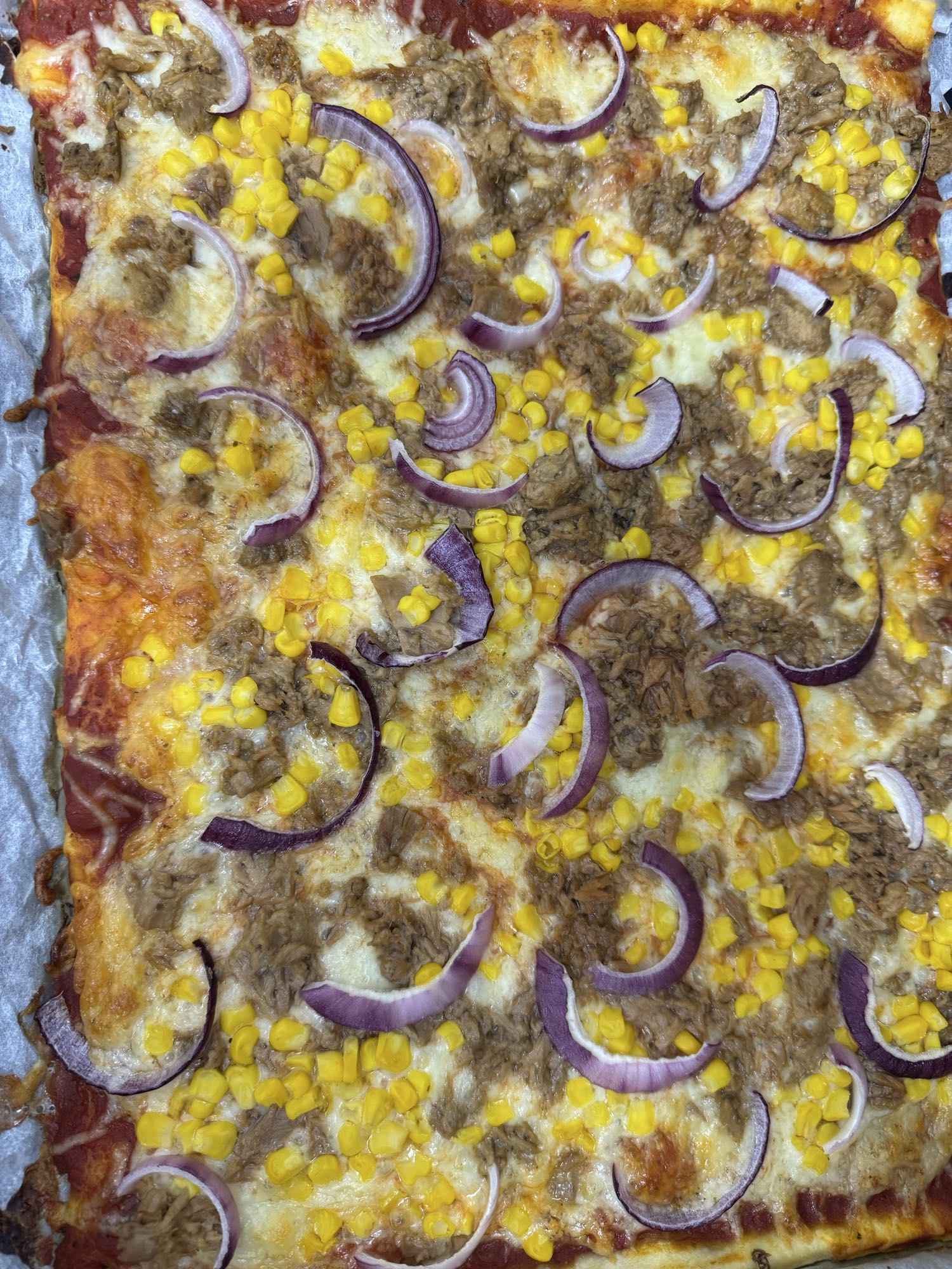 Pizza cu ton, porumb și ceapă