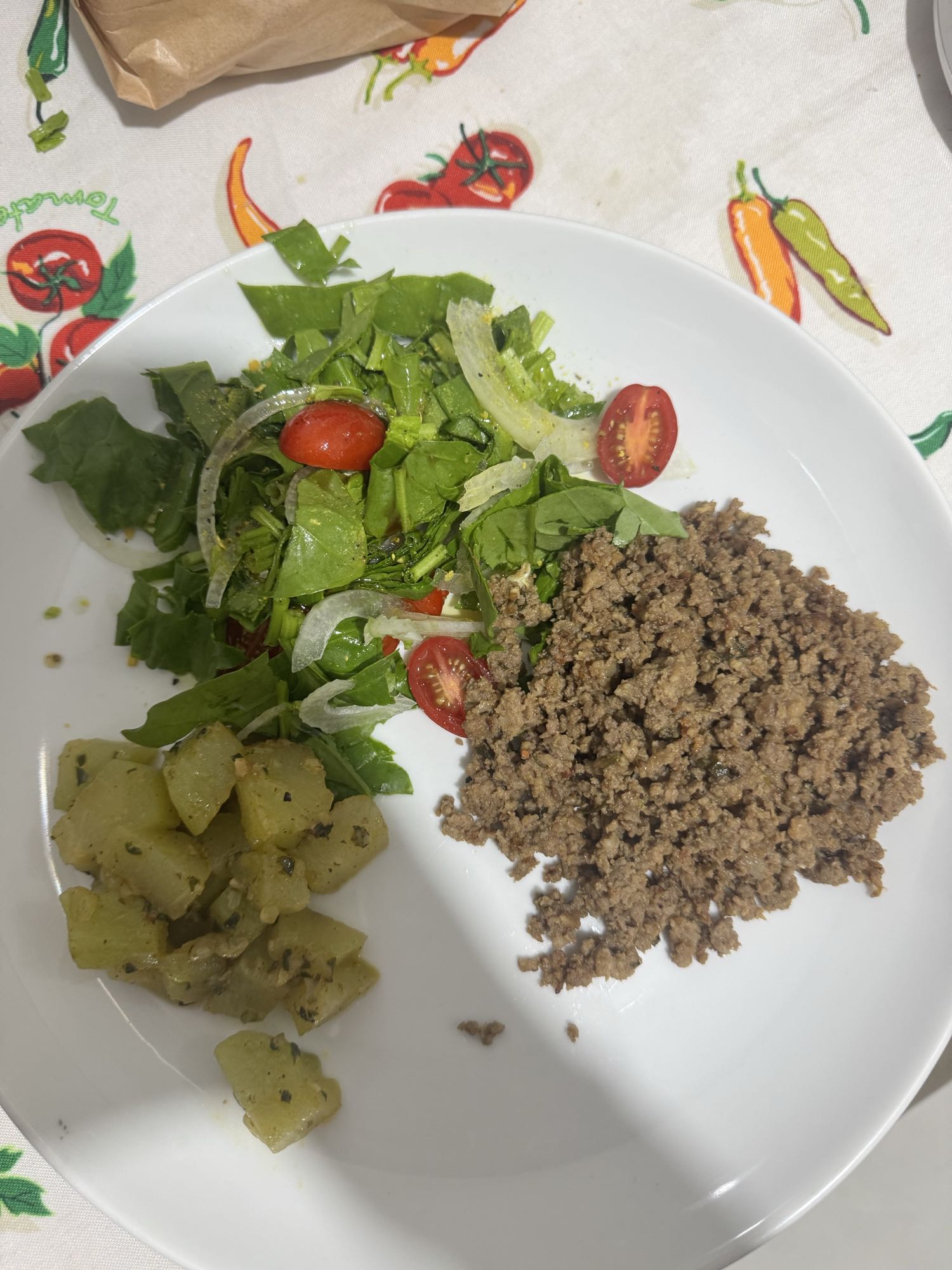 Carne moída com salada