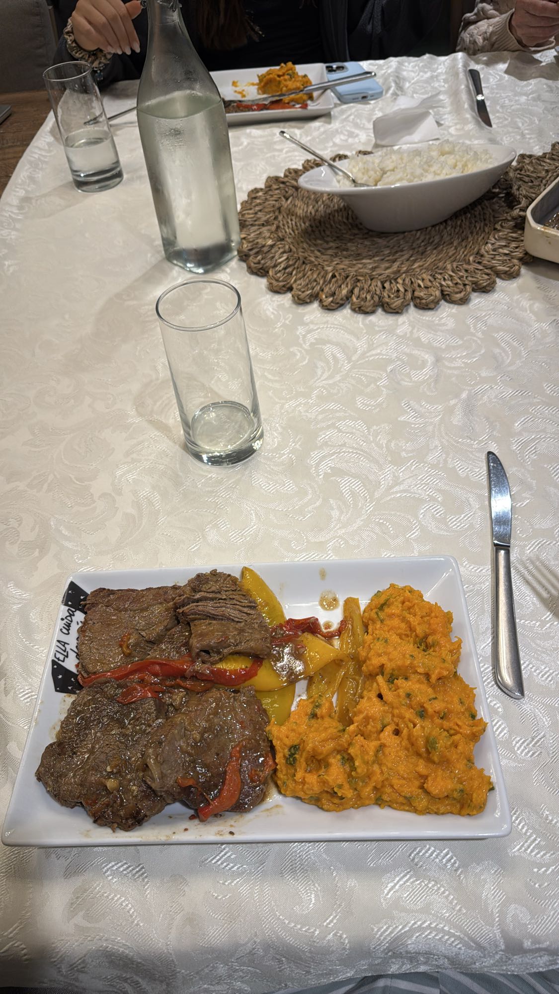 Carne con puré, pimientos y ensalada mixta