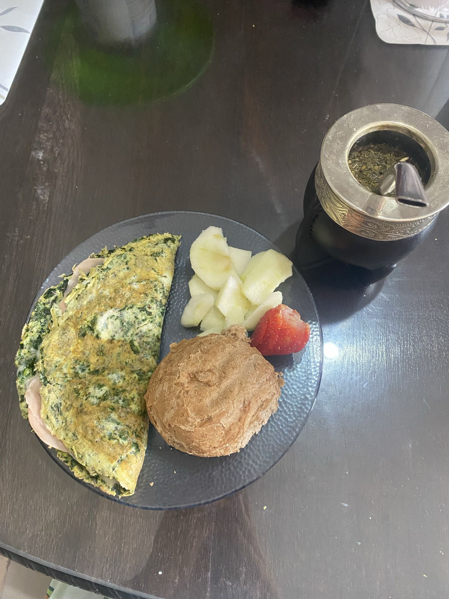 Desayuno con omelette y fruta