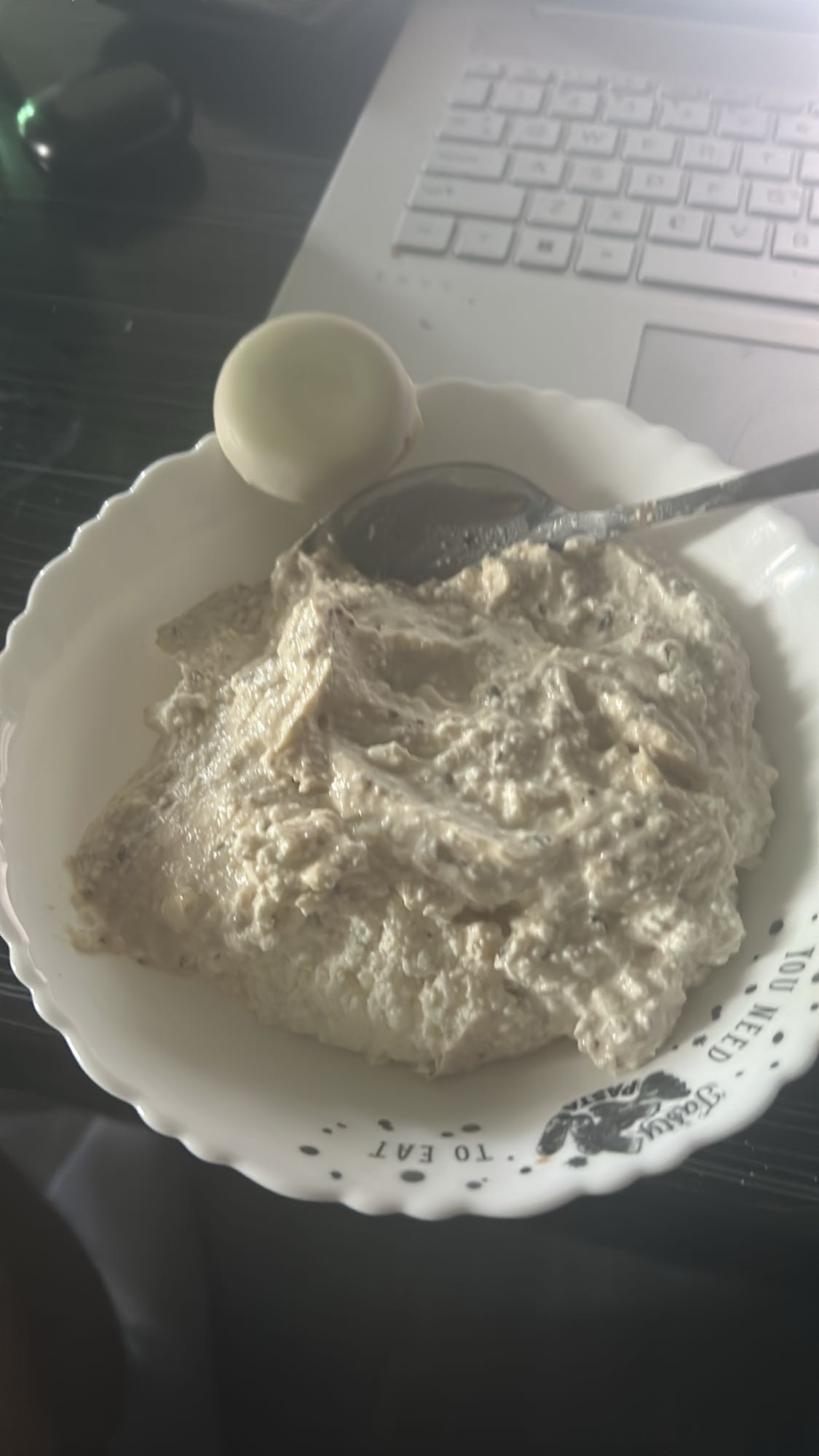 Tvorog, yogurt & date snack