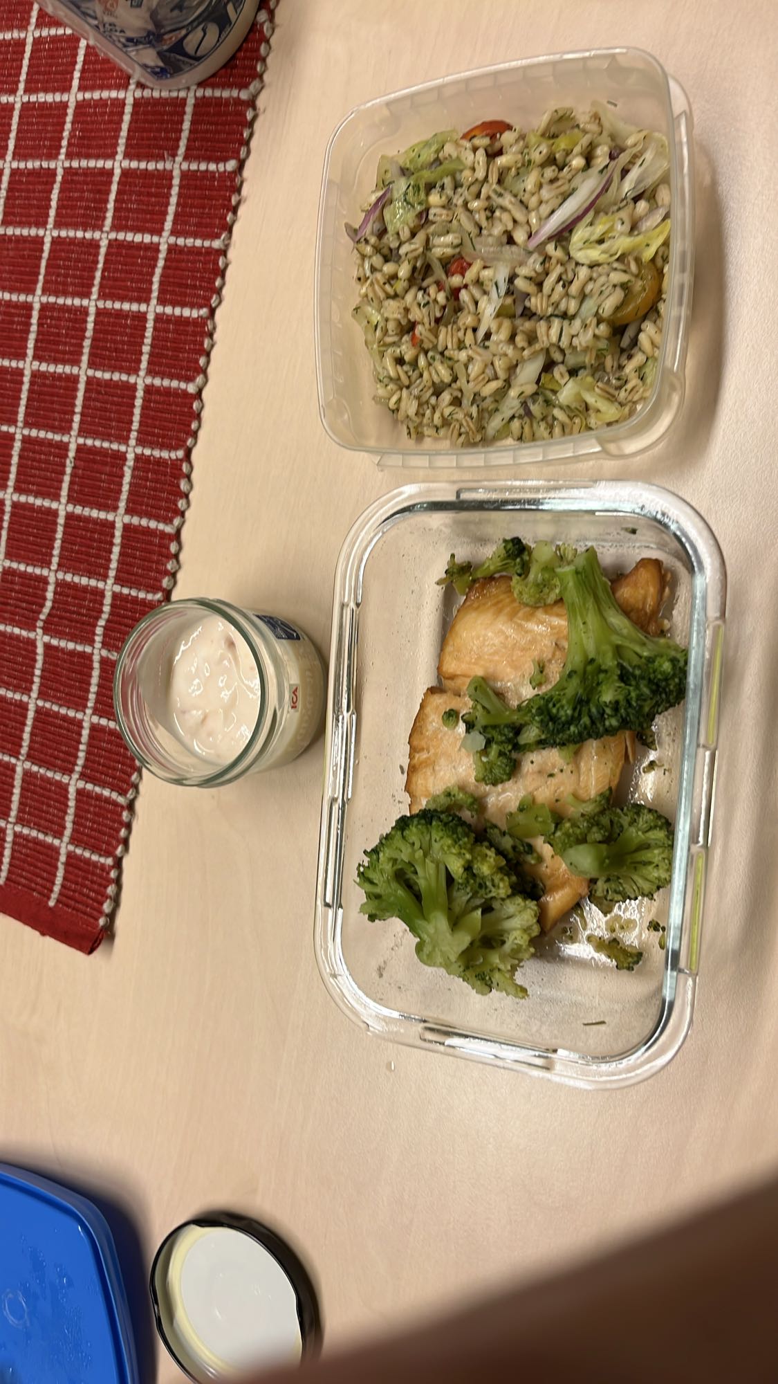 Lax med broccoli och sallad