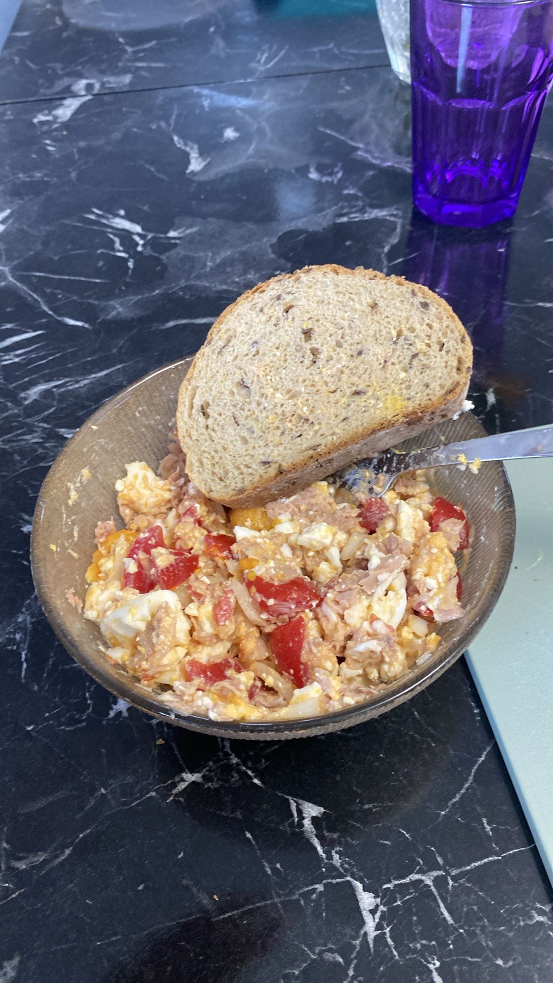 Omletă cu legume și pâine