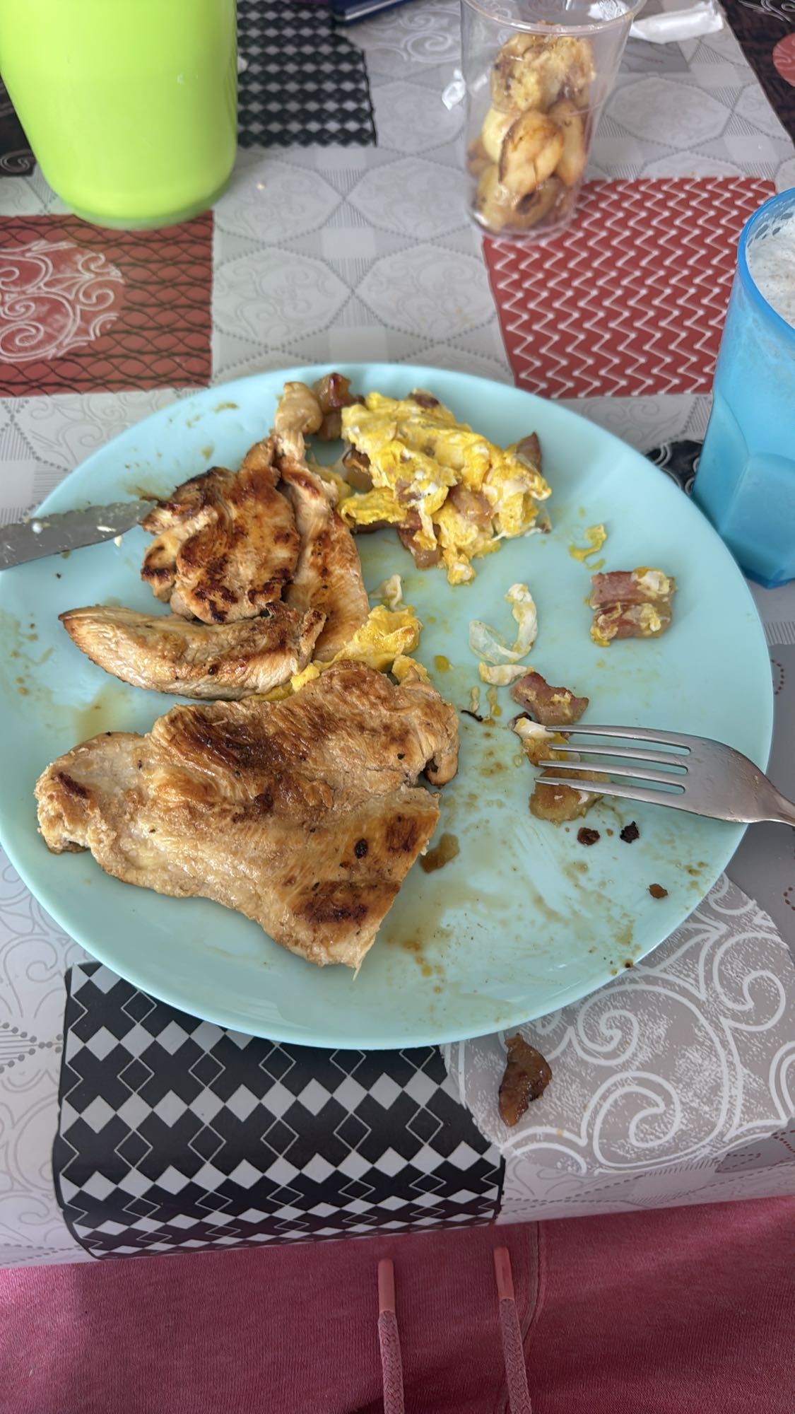 Pollo con huevo y tocino