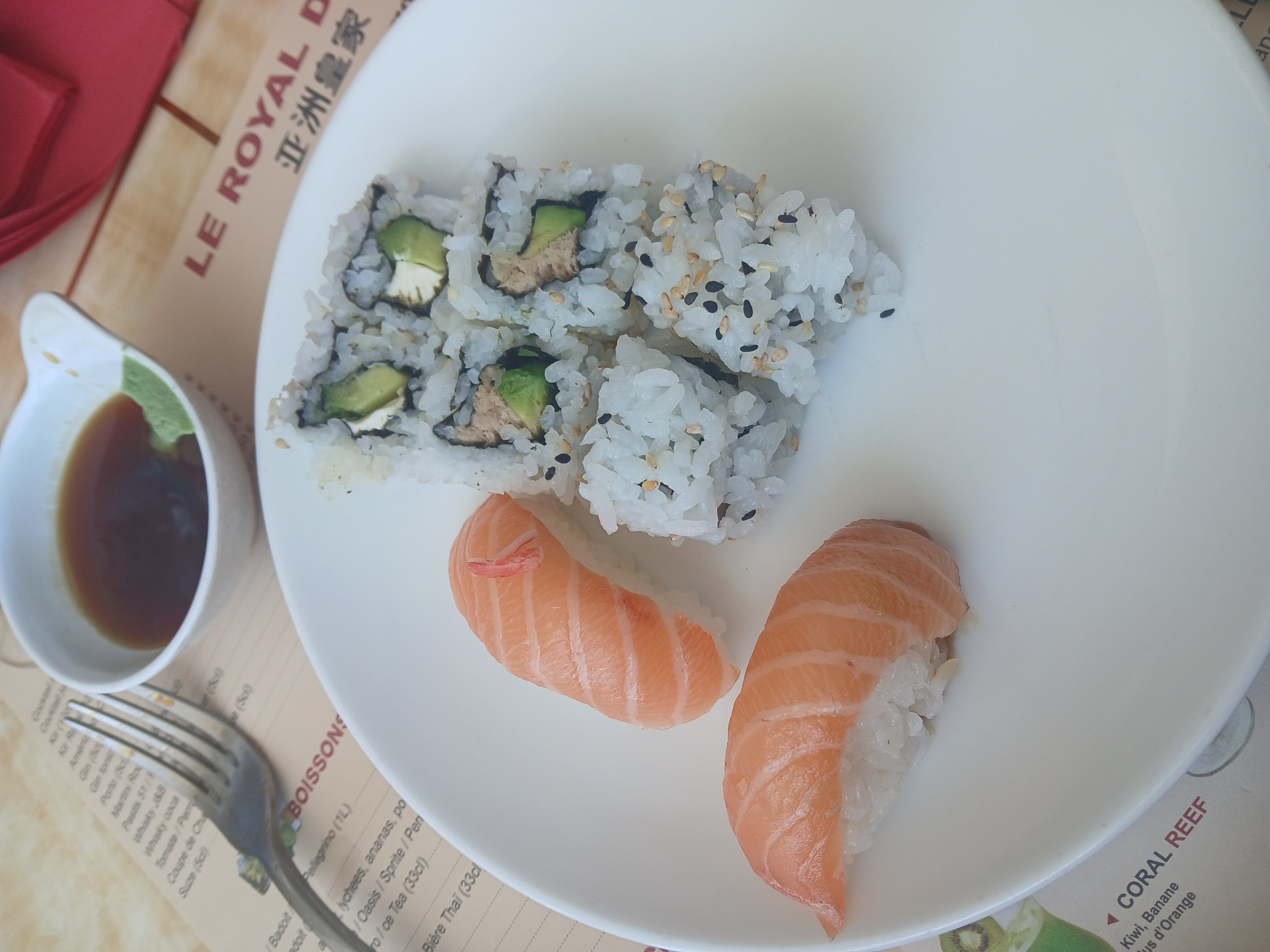 Assiette de sushi et maki