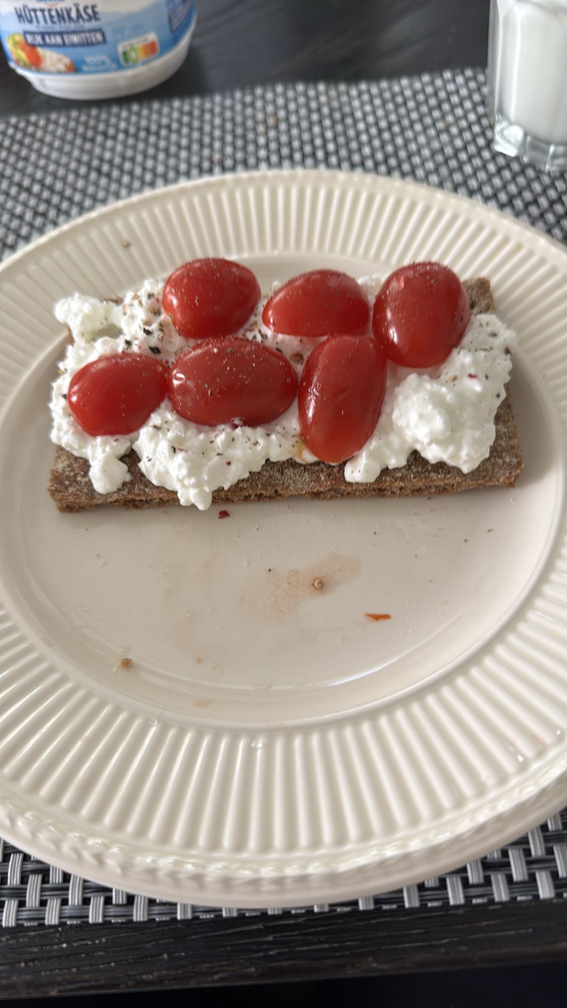Knäckebröd met hüttenkäse en tomaat