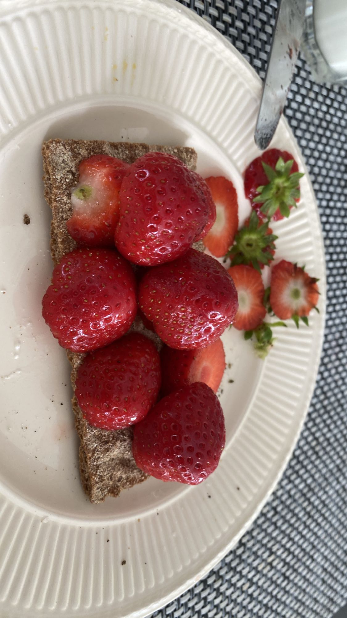 Knäckebröd met aardbeien