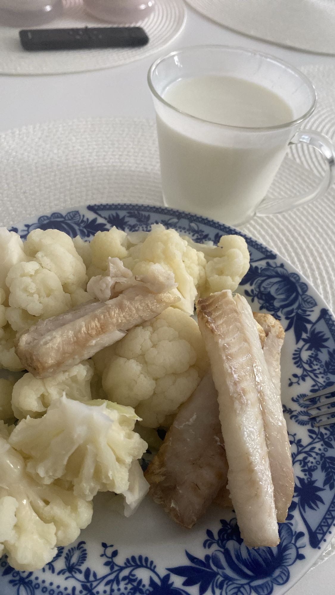 Dorsz na parze z kalafiorem i kefirem