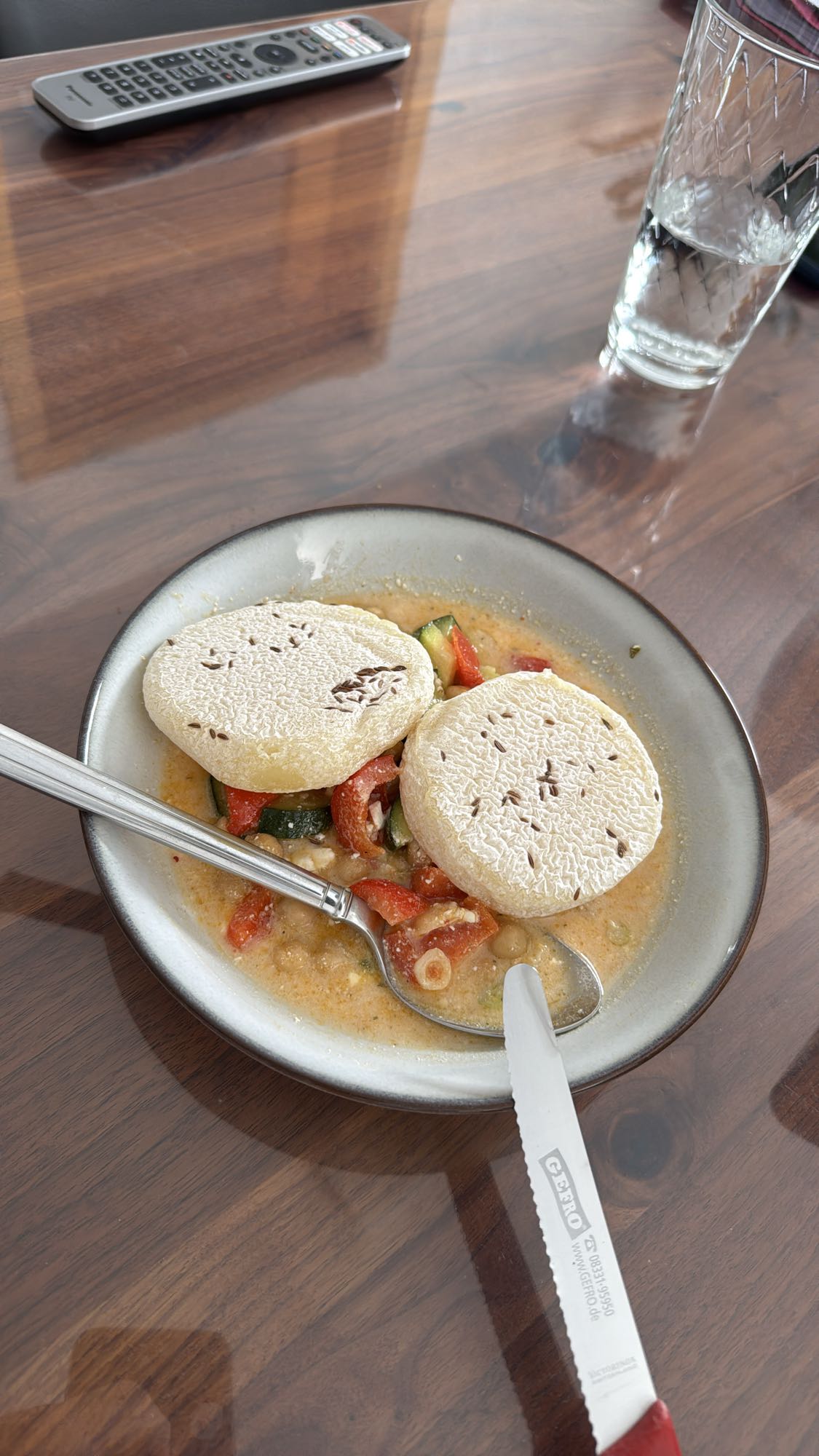 Kichererbsen-Gemüsesalat mit Handkäse