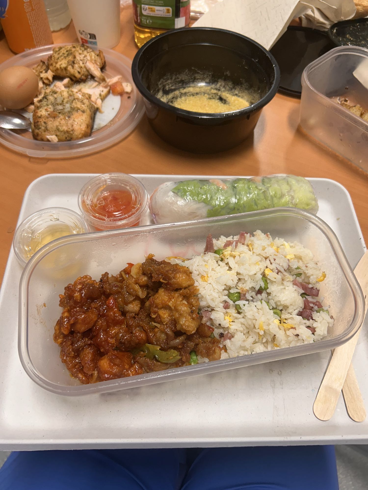 Riz cantonais, poulet à la citronnelle, sauce nem, sauce aigre douce, porc caramel, rouleau de printemps