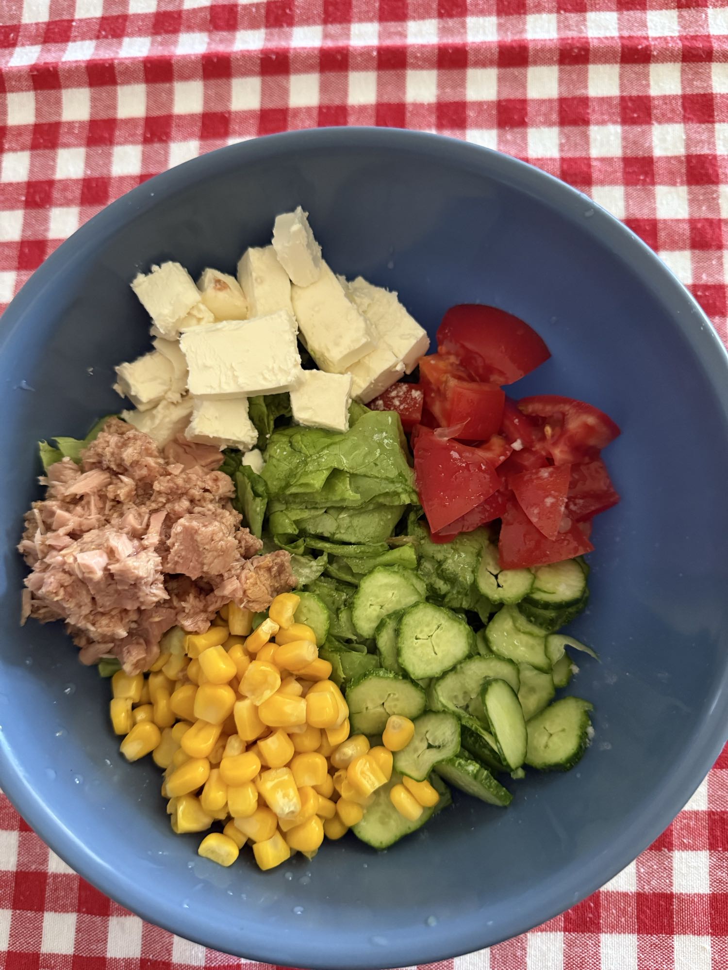 Salată cu ton și legume