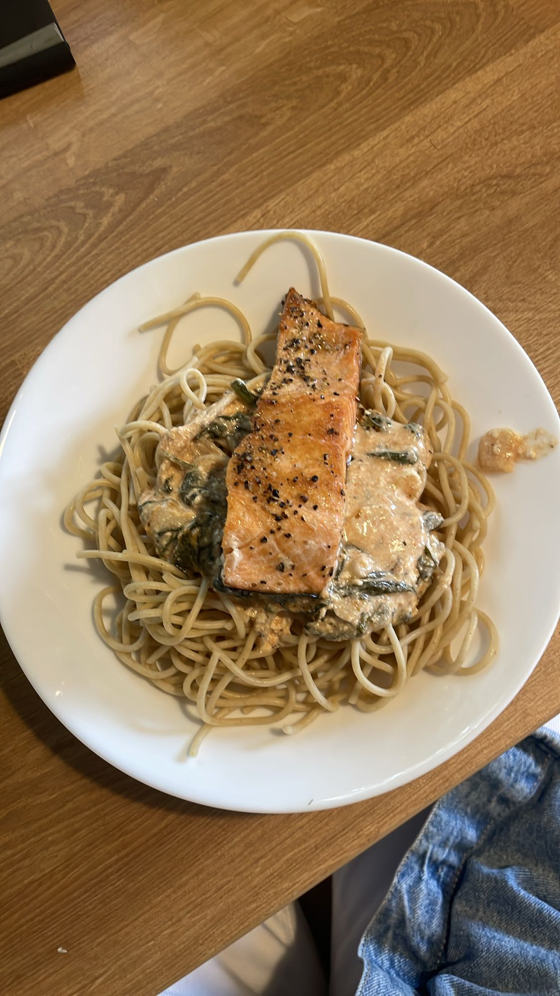 Łosoś na makaronie ze szpinakiem