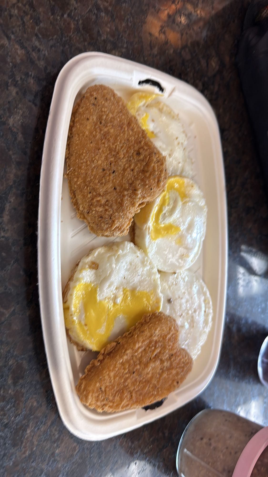 4 œufs et 2 poulet Junior