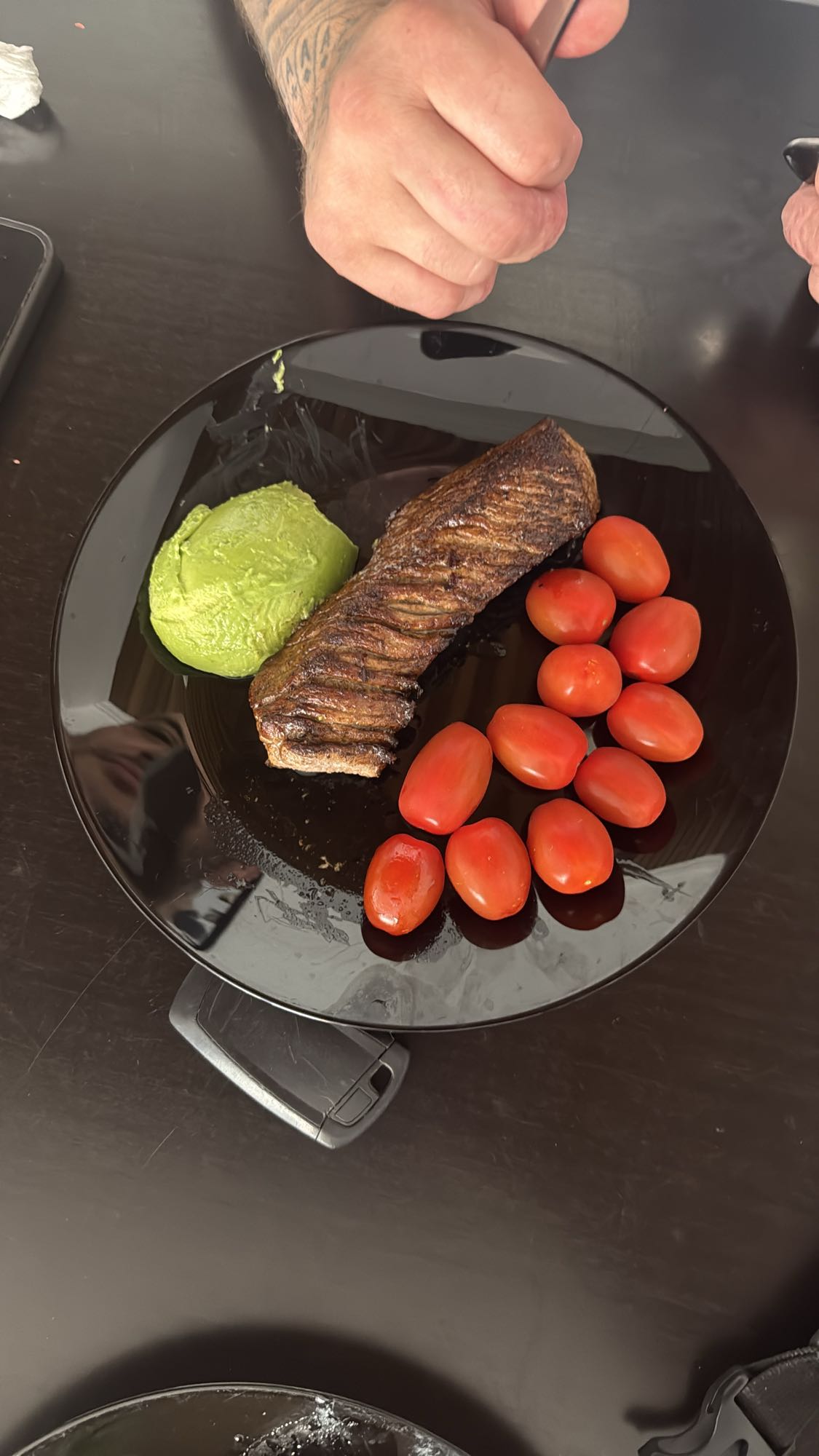 Stek z łososiem, pomidorki, awokado