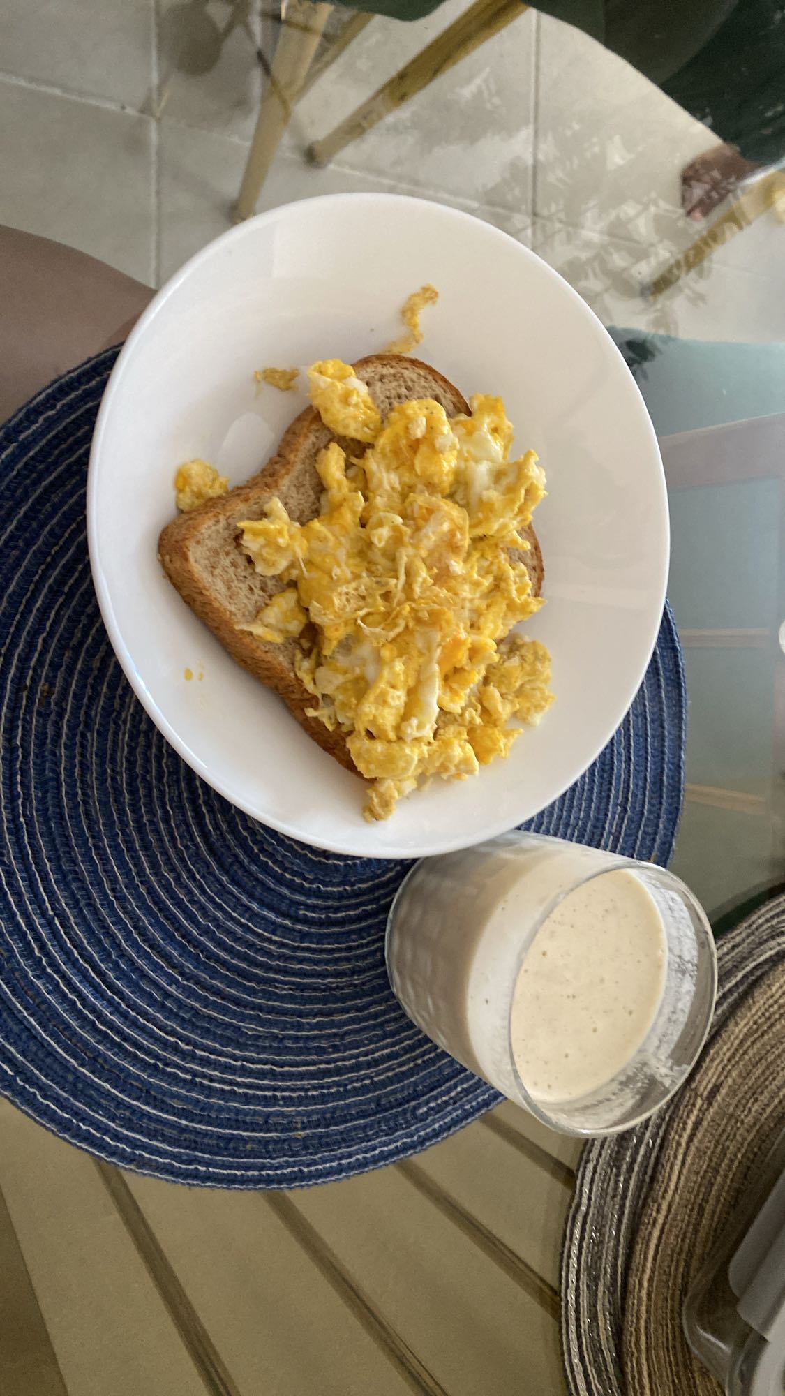 Tostada con huevos y batido