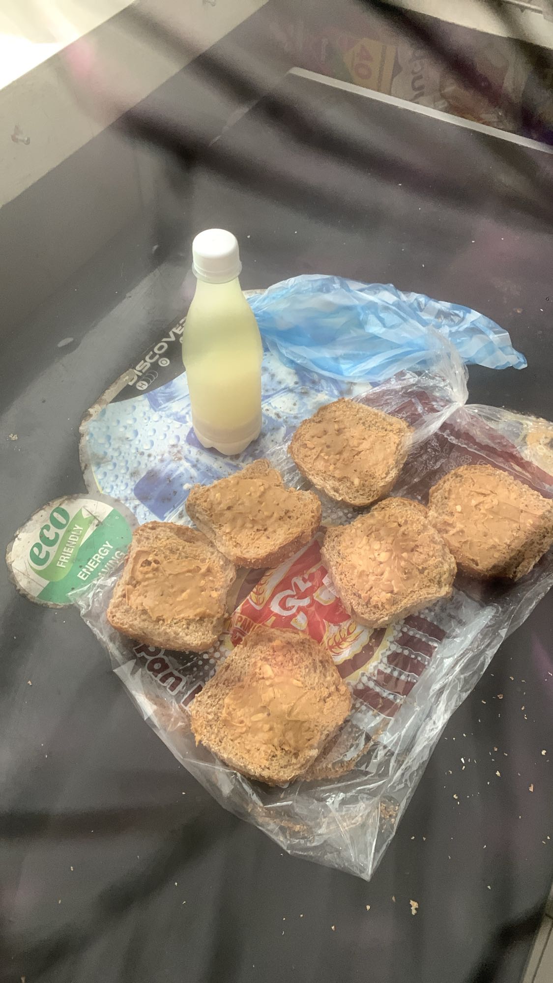 Pan integral con crema de cacahuate y bebida