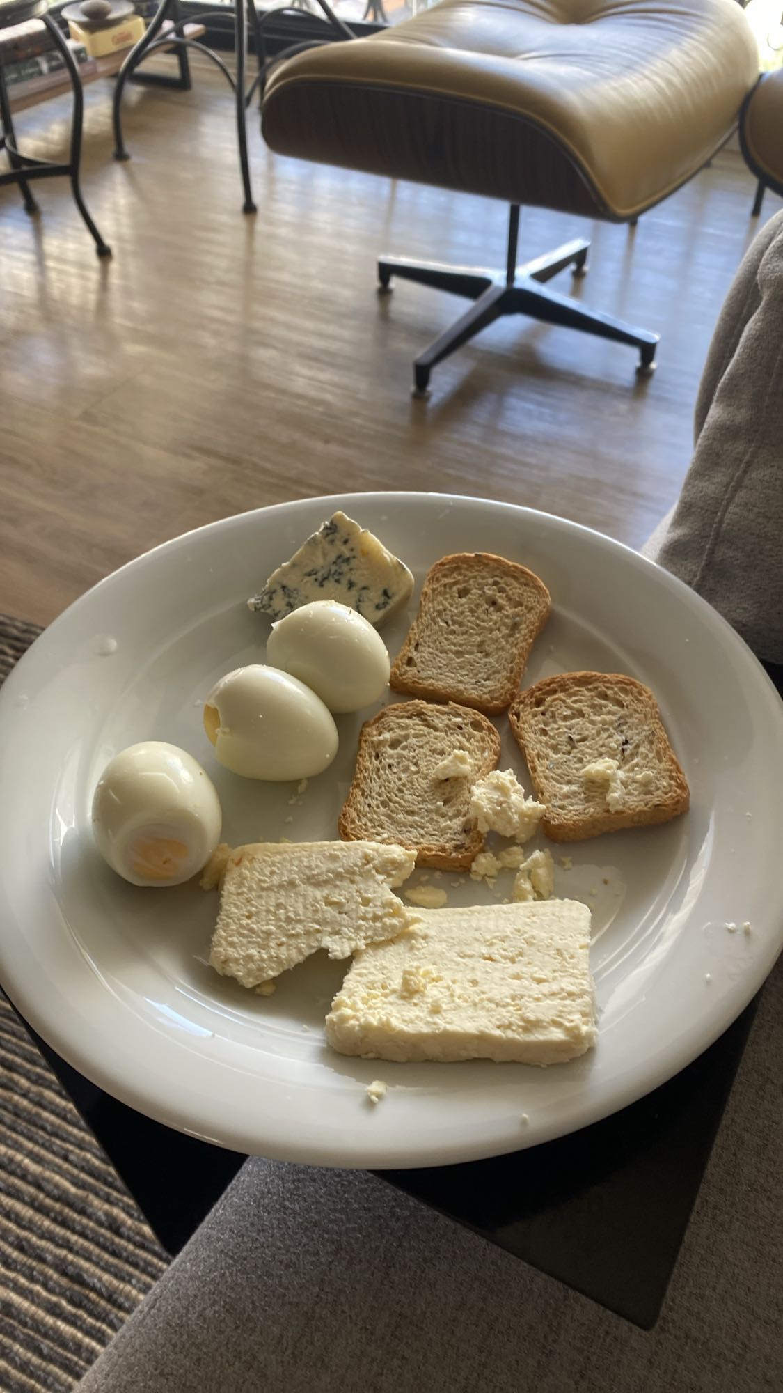 Ovos, queijos e torradas