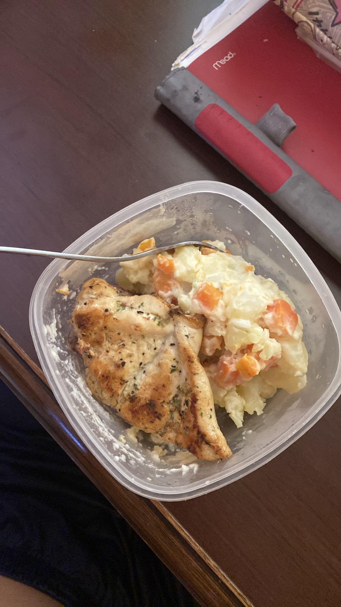 Pollo con ensalada rusa