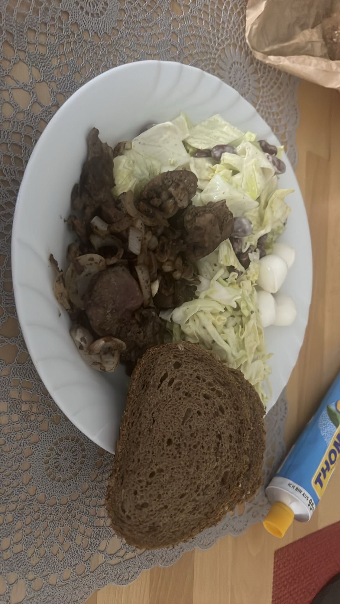 Leber mit Salat & Brot