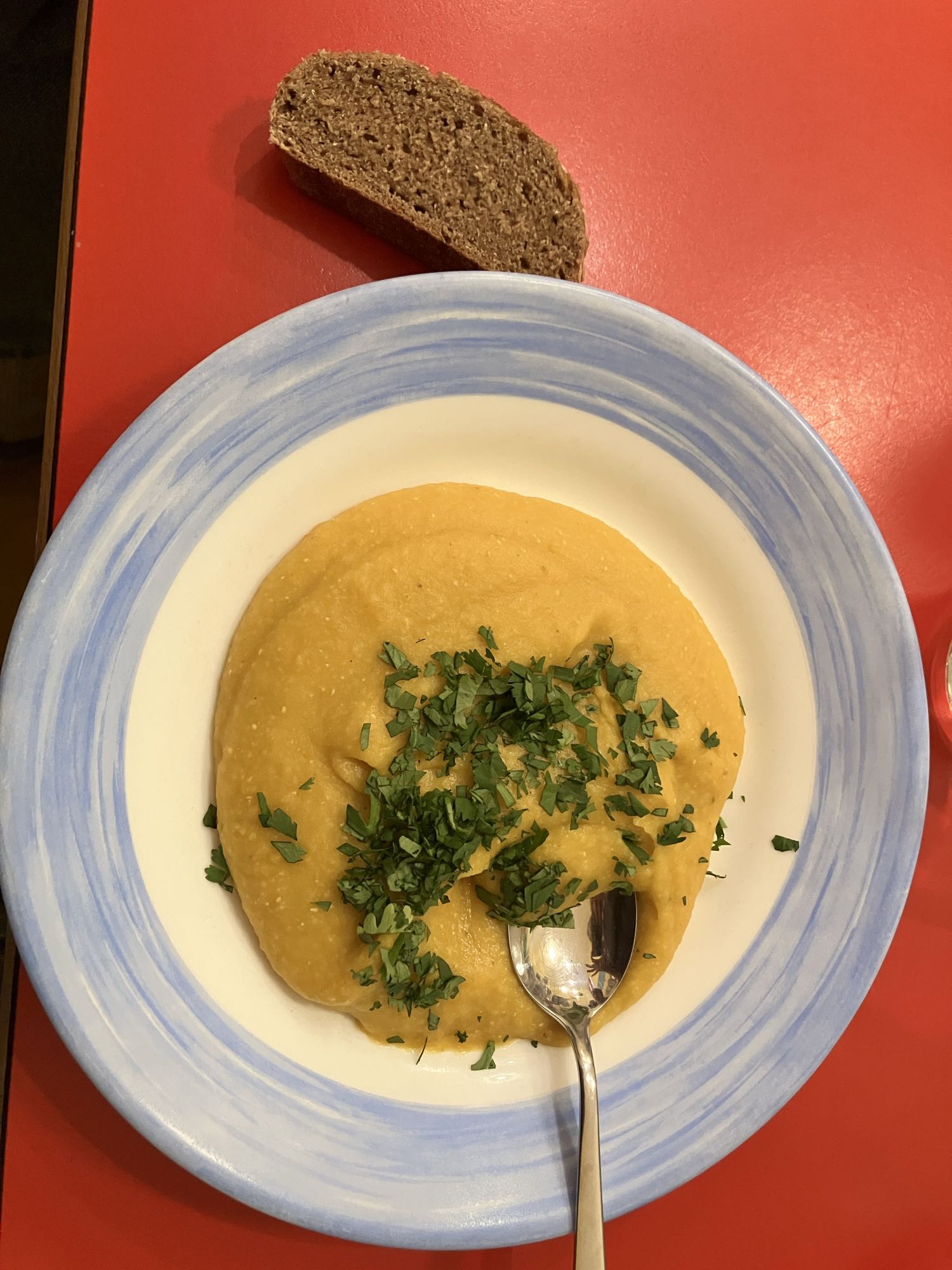 Sopa de lentilha com pão integral