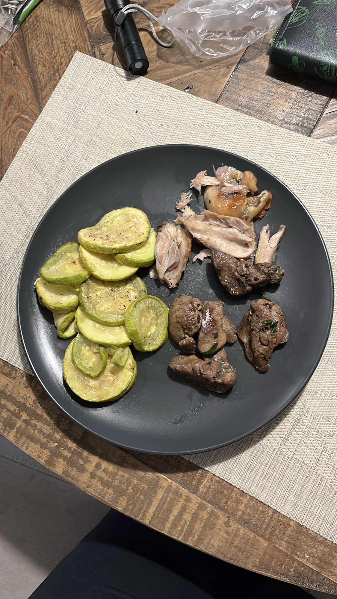 Ficat, pui și dovlecei