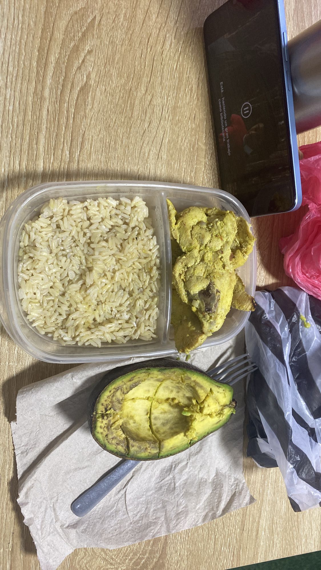 Pollo con arroz y aguacate