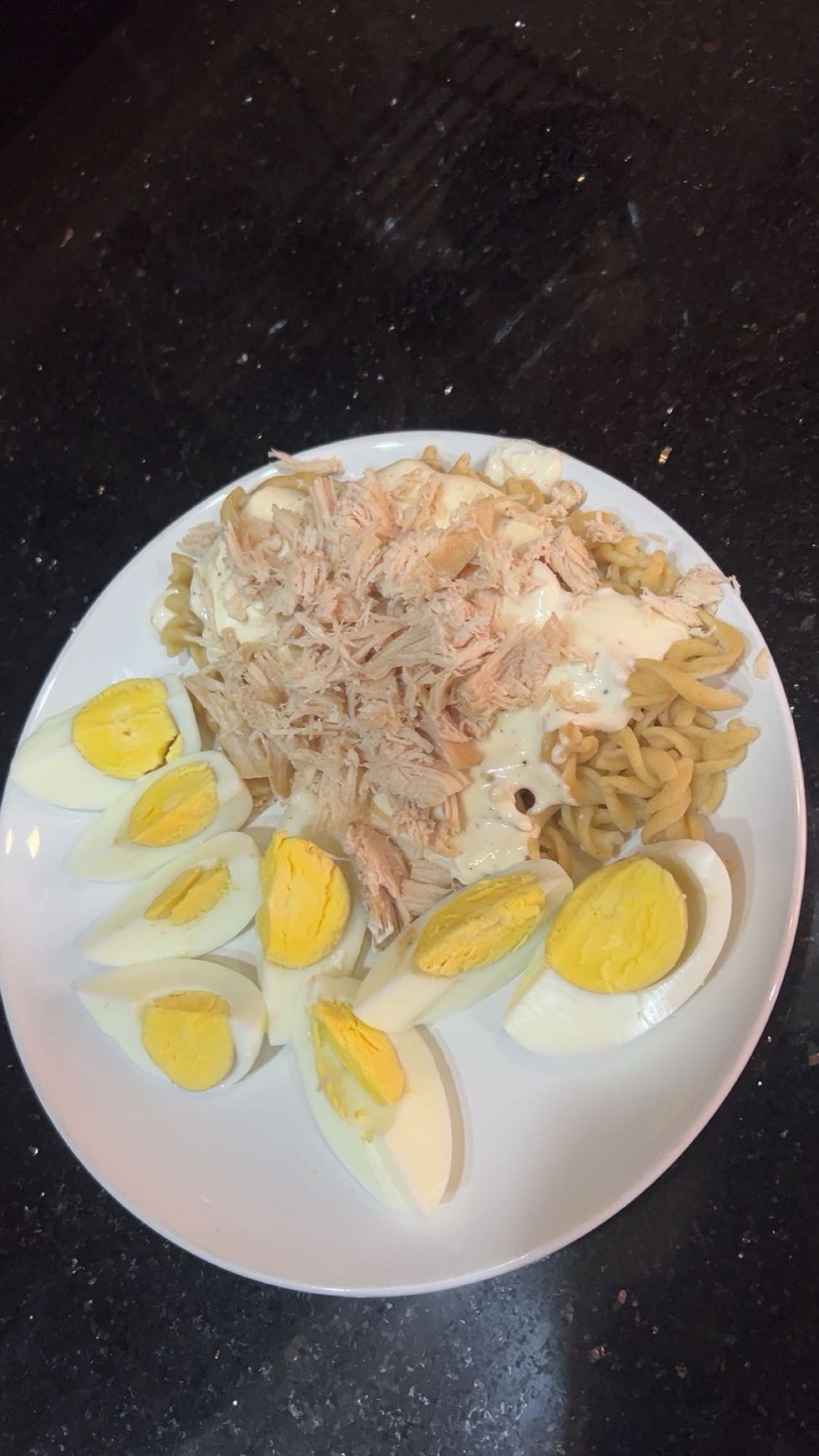 Pâtes au poulet et œufs