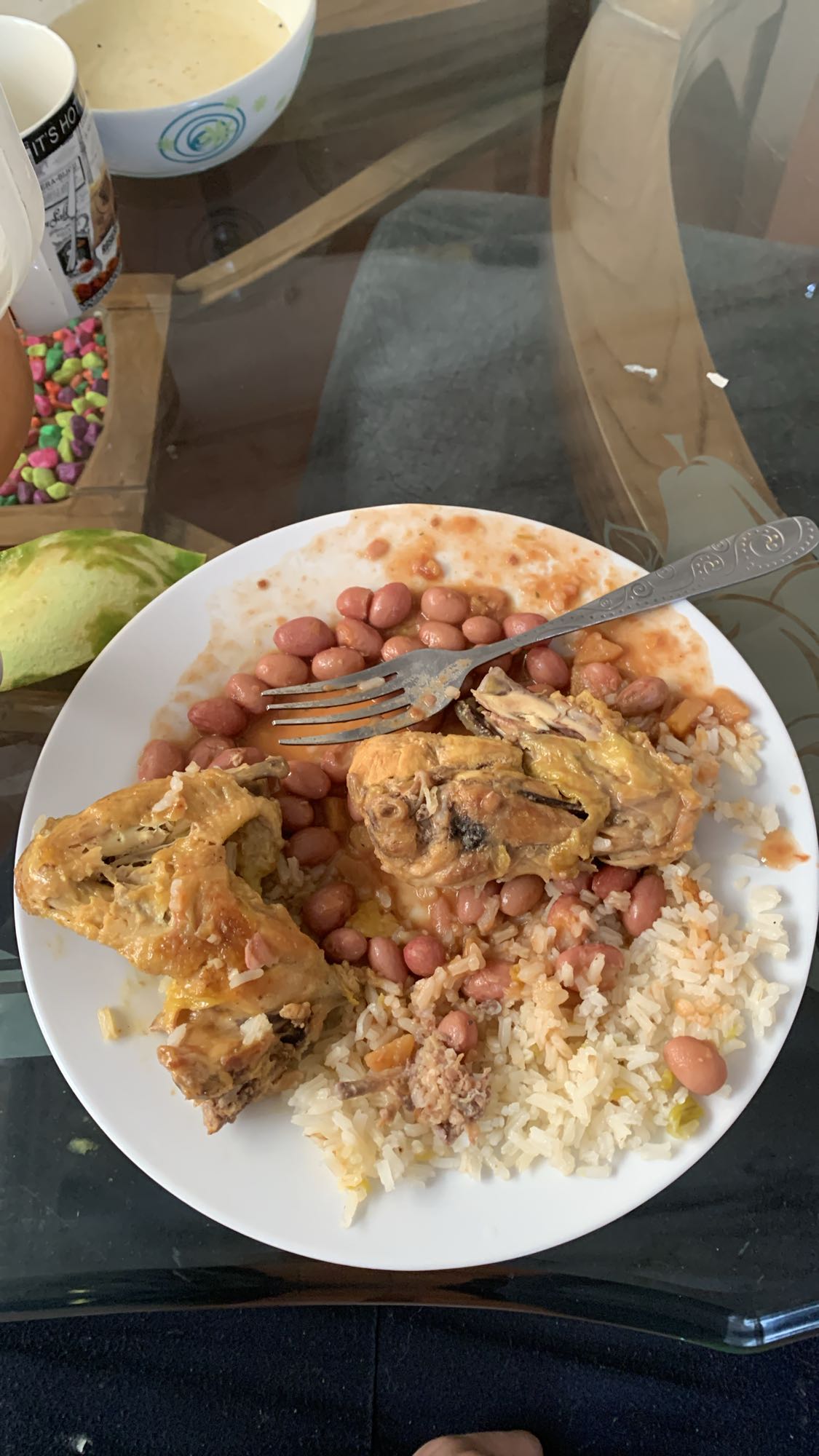 Pollo con arroz y frijoles