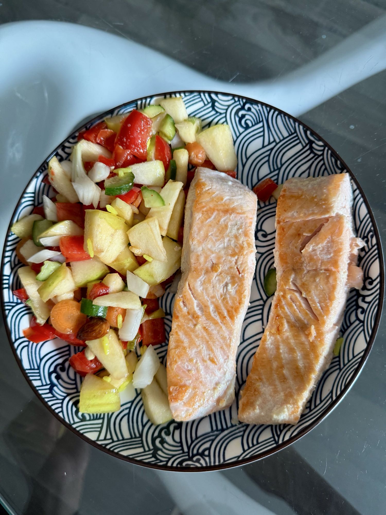 Saumon et salade fraîche