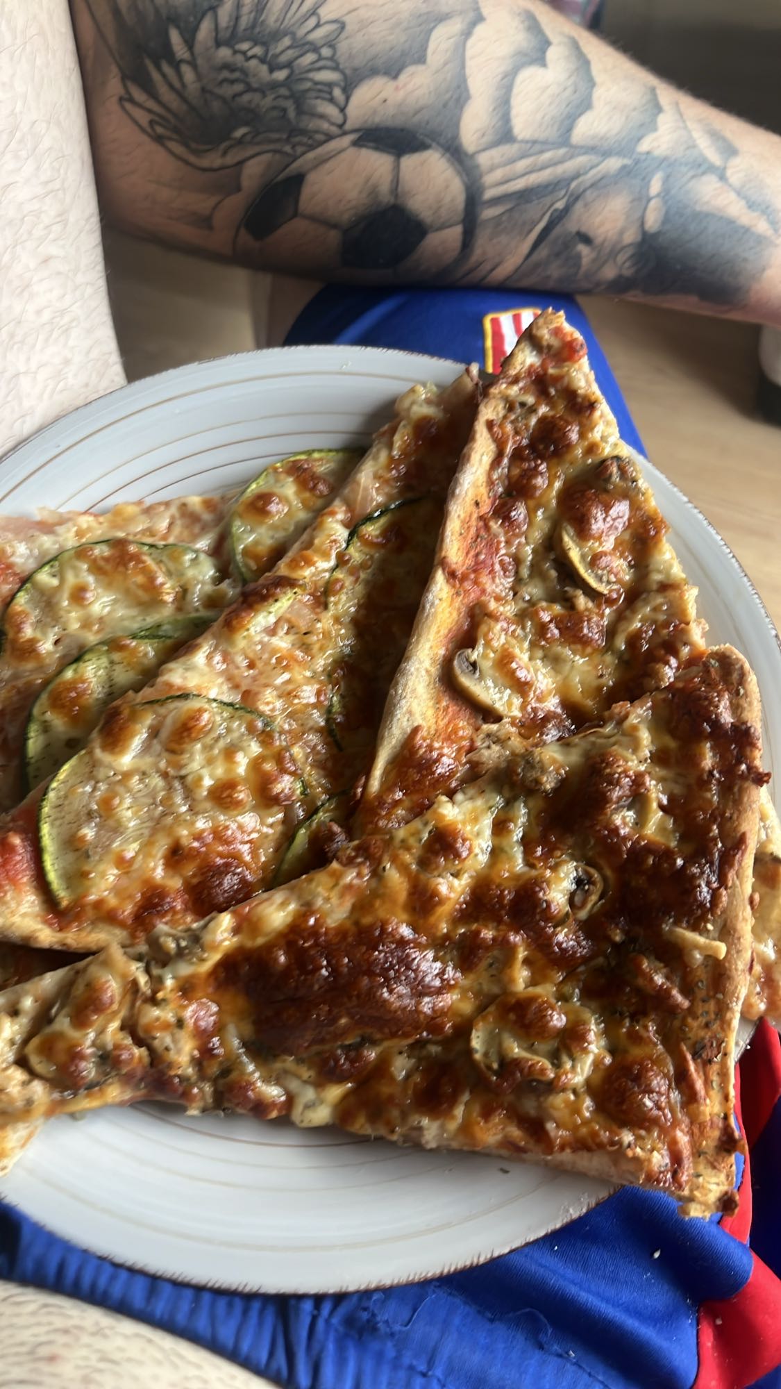 Pizza de verduras y queso