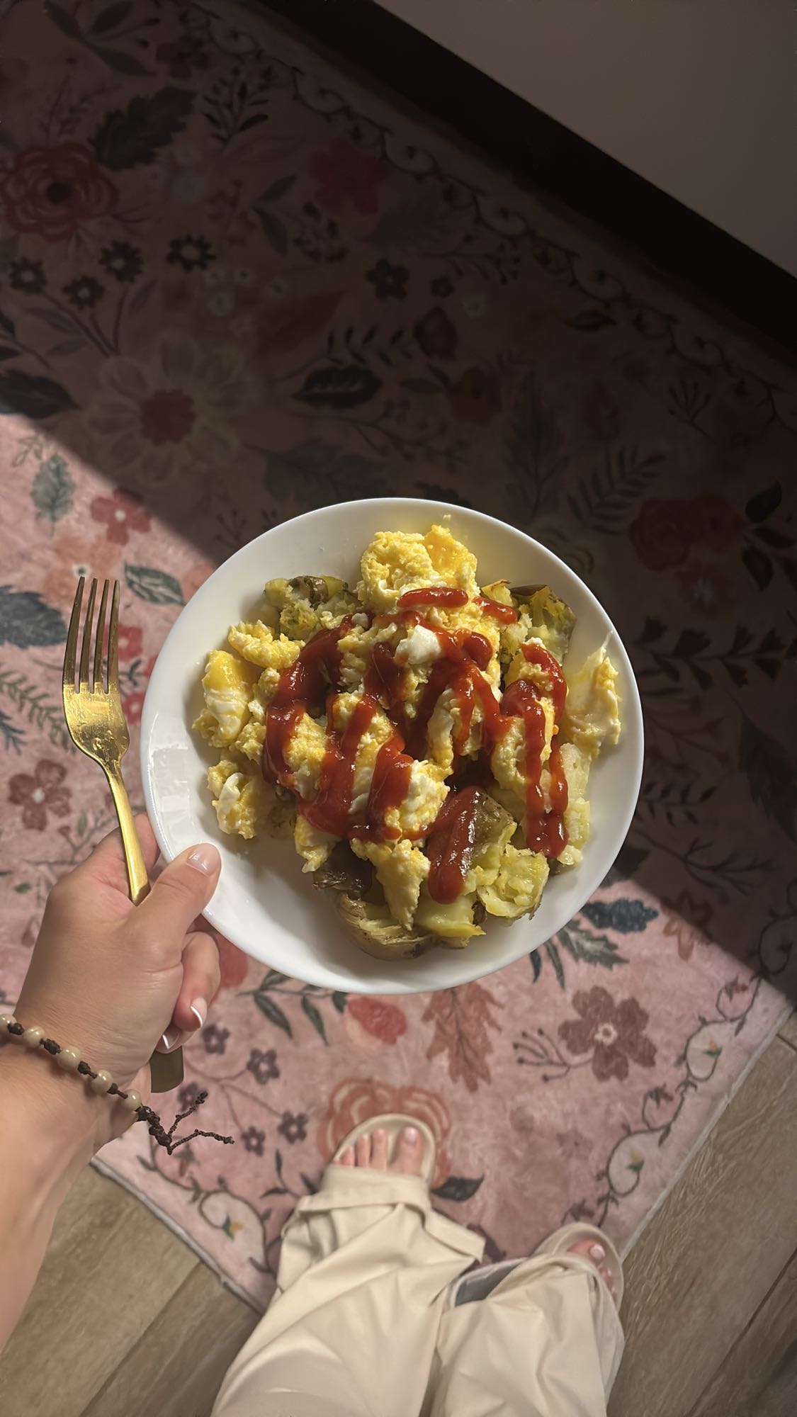 Jajka z ziemniakami i ketchupem