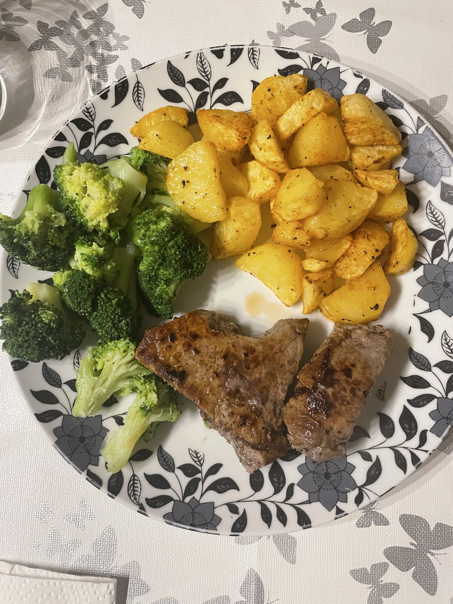Rindersteak Hüfte, Kartoffeln und Brokkoli mit Rosmarin