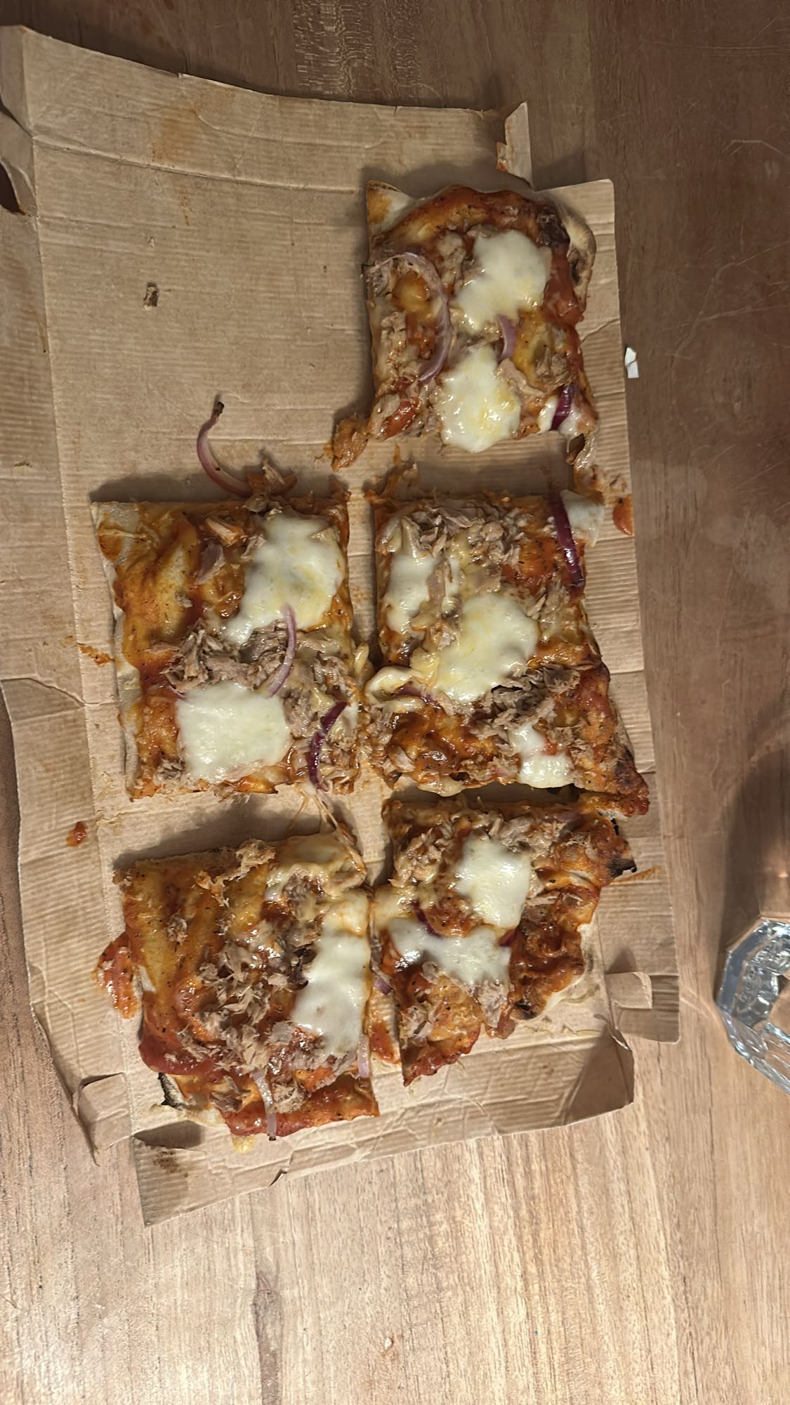 Tonijn pizza vierkant