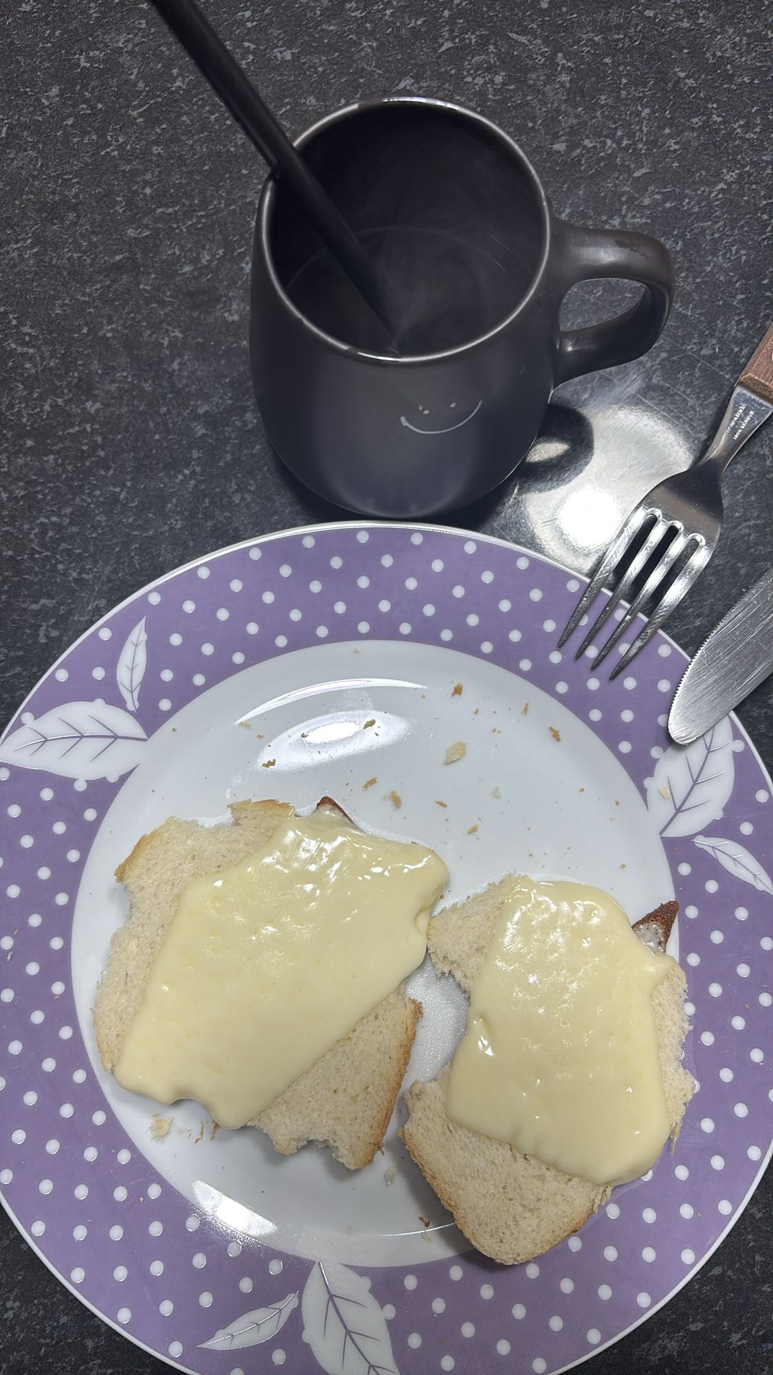 Pão com queijo e bebida