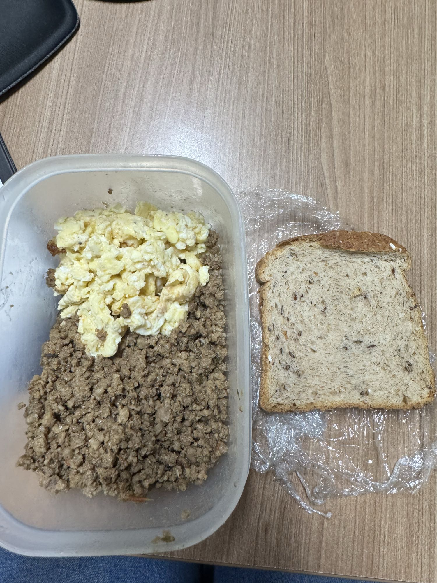 Carne moída com ovos e pão