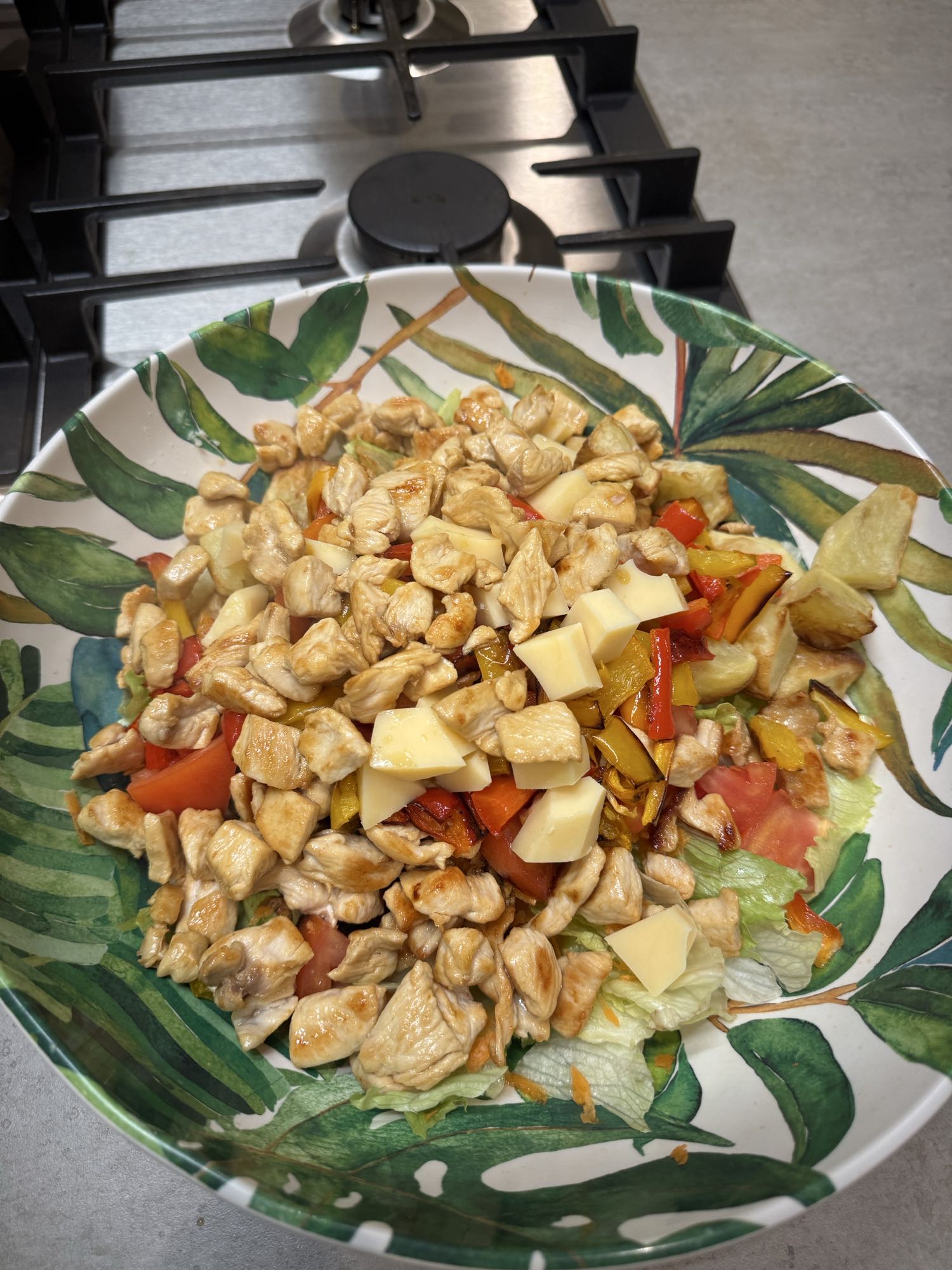 Ensalada de pollo y queso