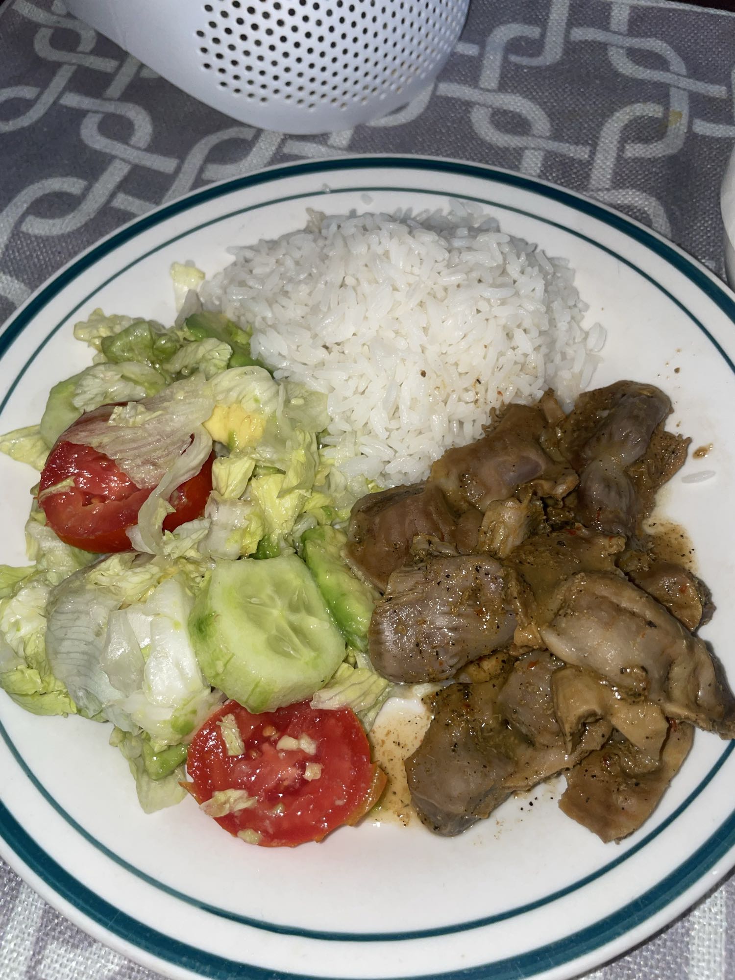 arroz con ensalada y mollejas