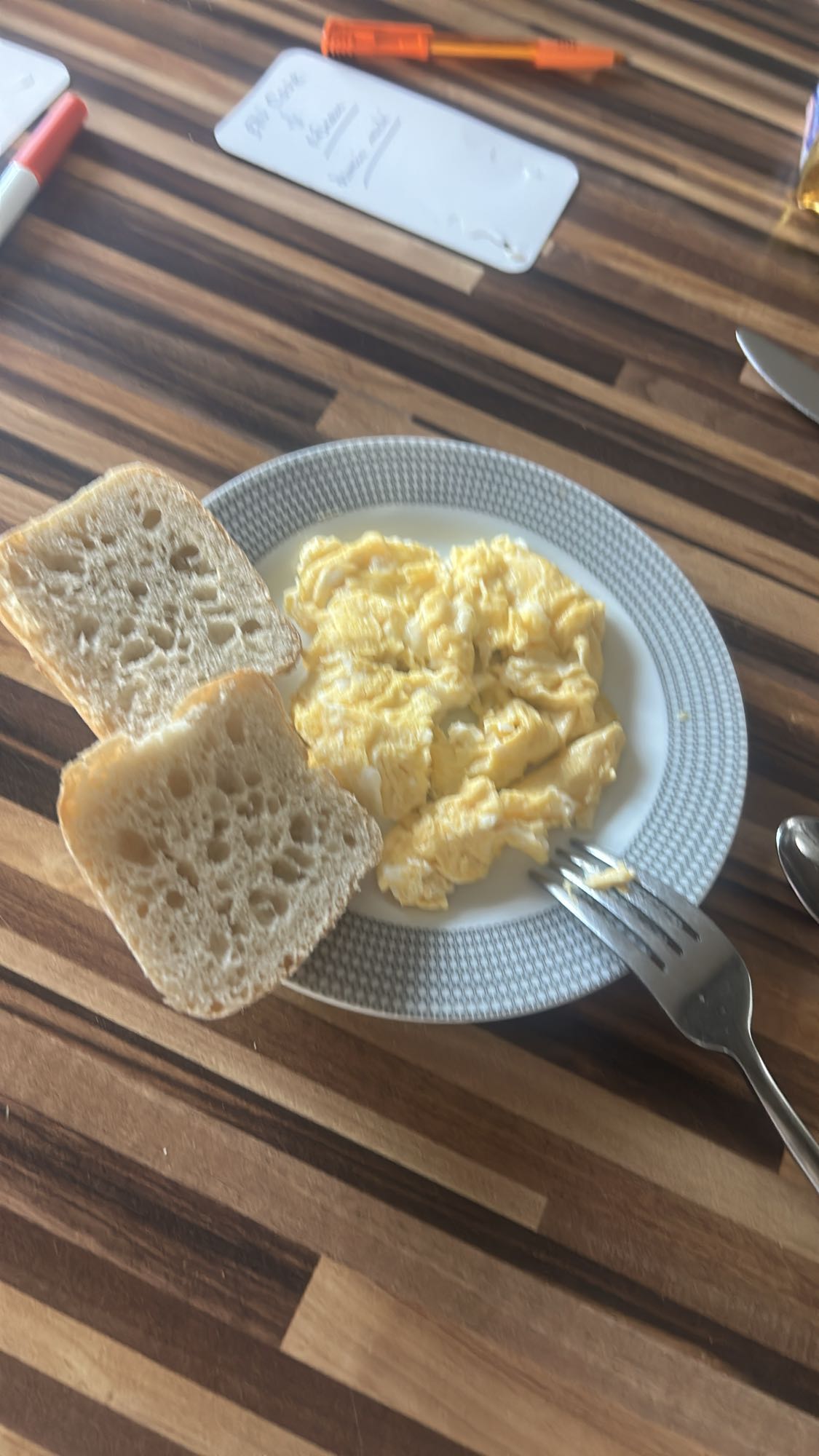 Oeufs brouillés et pain