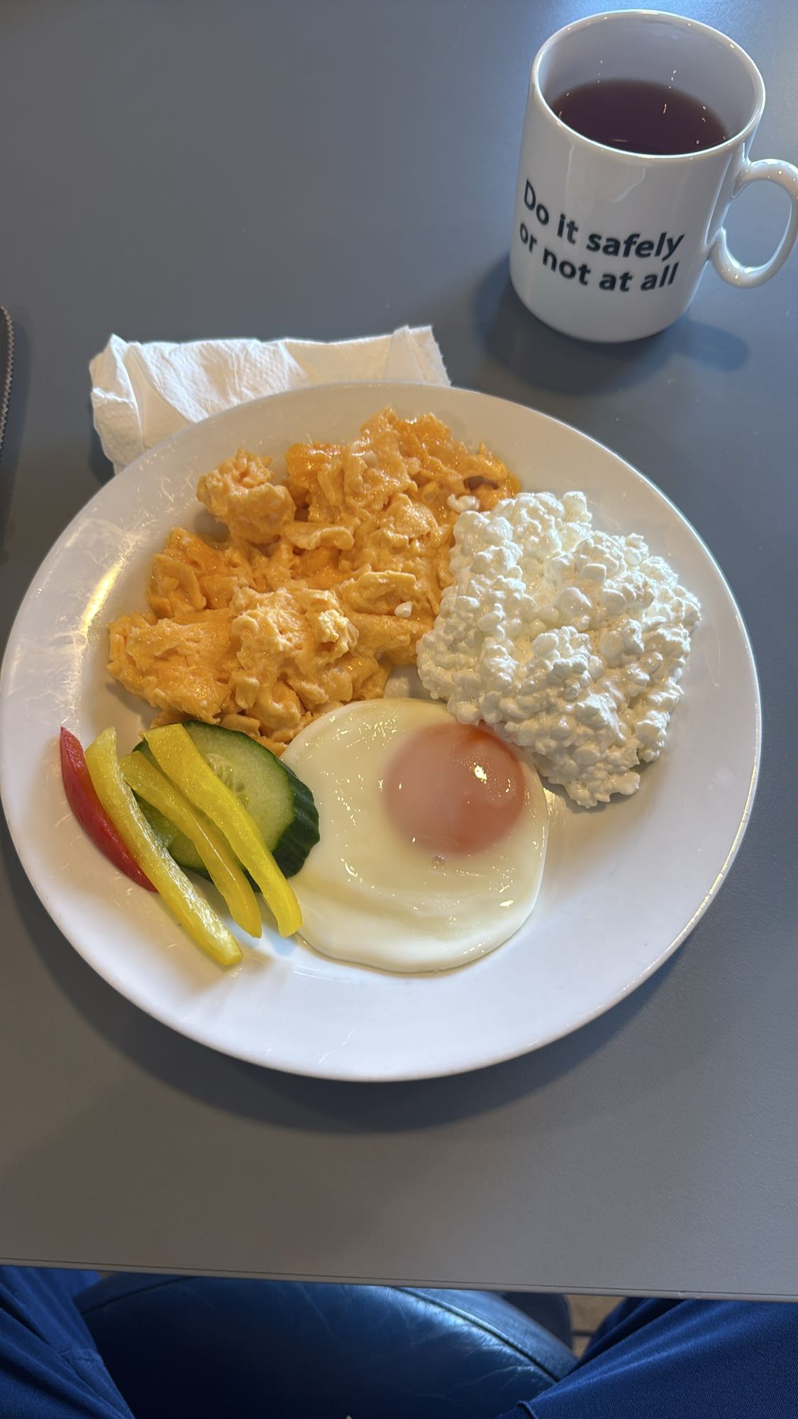 Śniadanie z jajkami i twarogiem