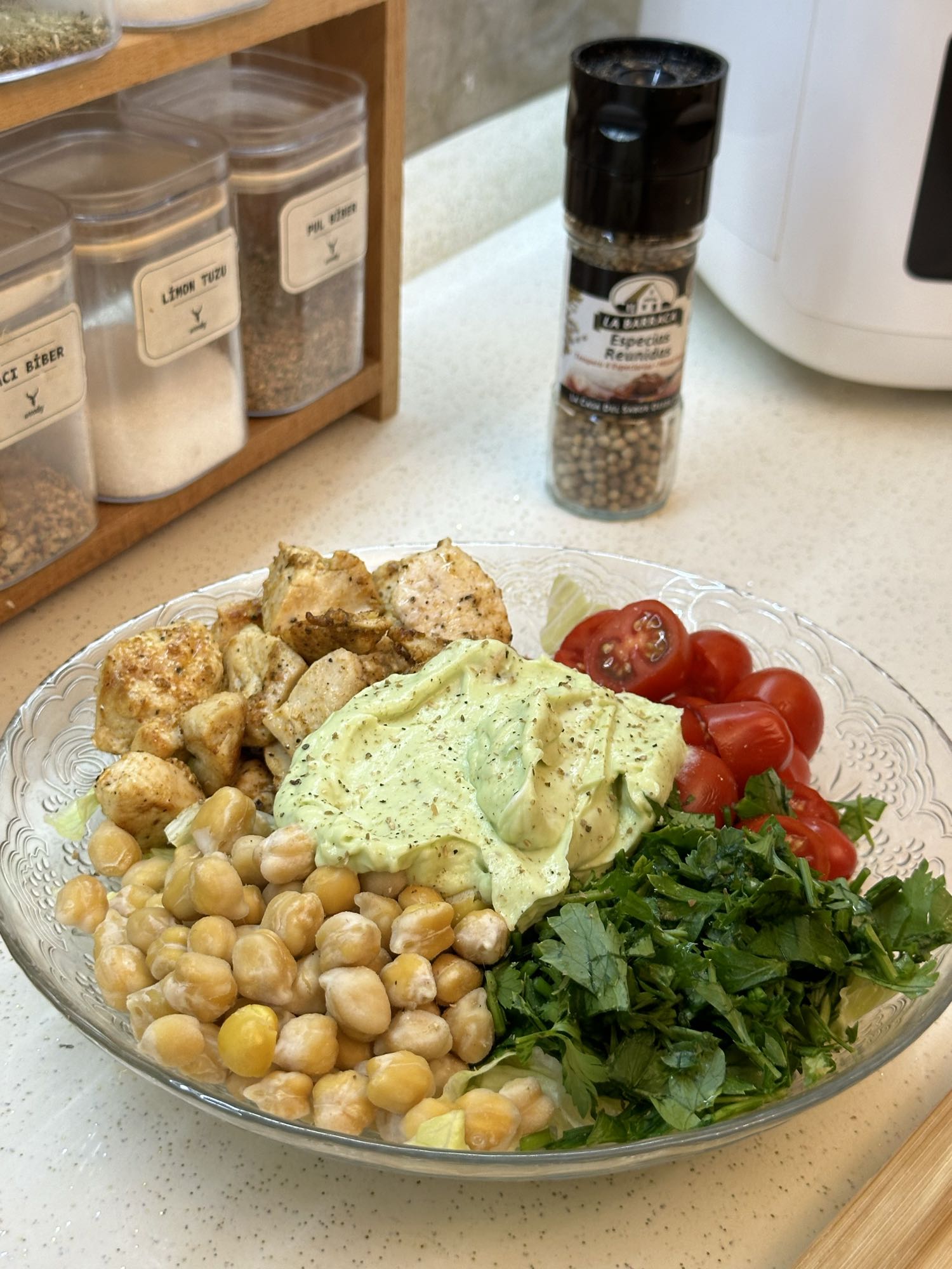 Чаша с курицей и нутом