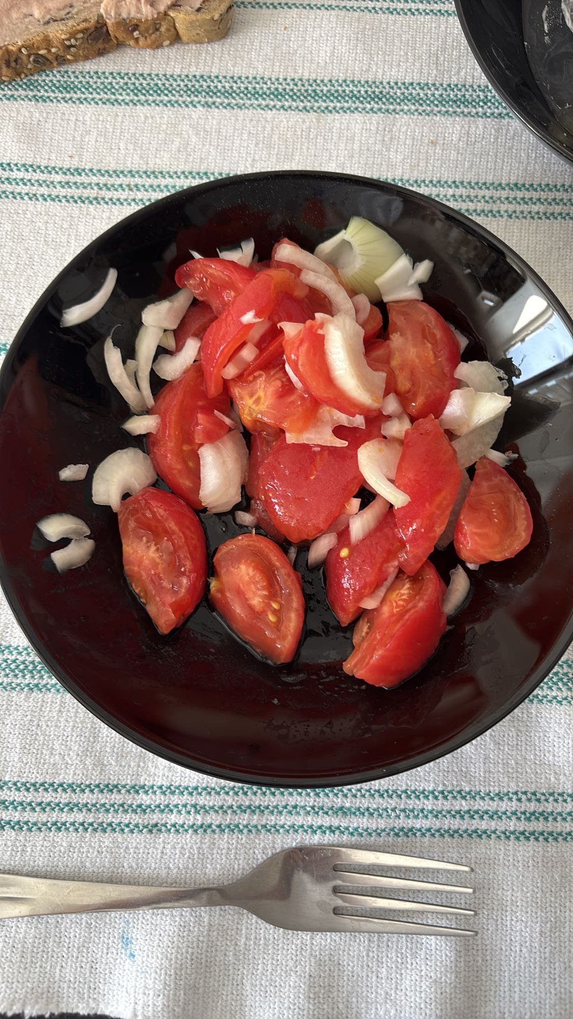 Salată de roșii și ceapă