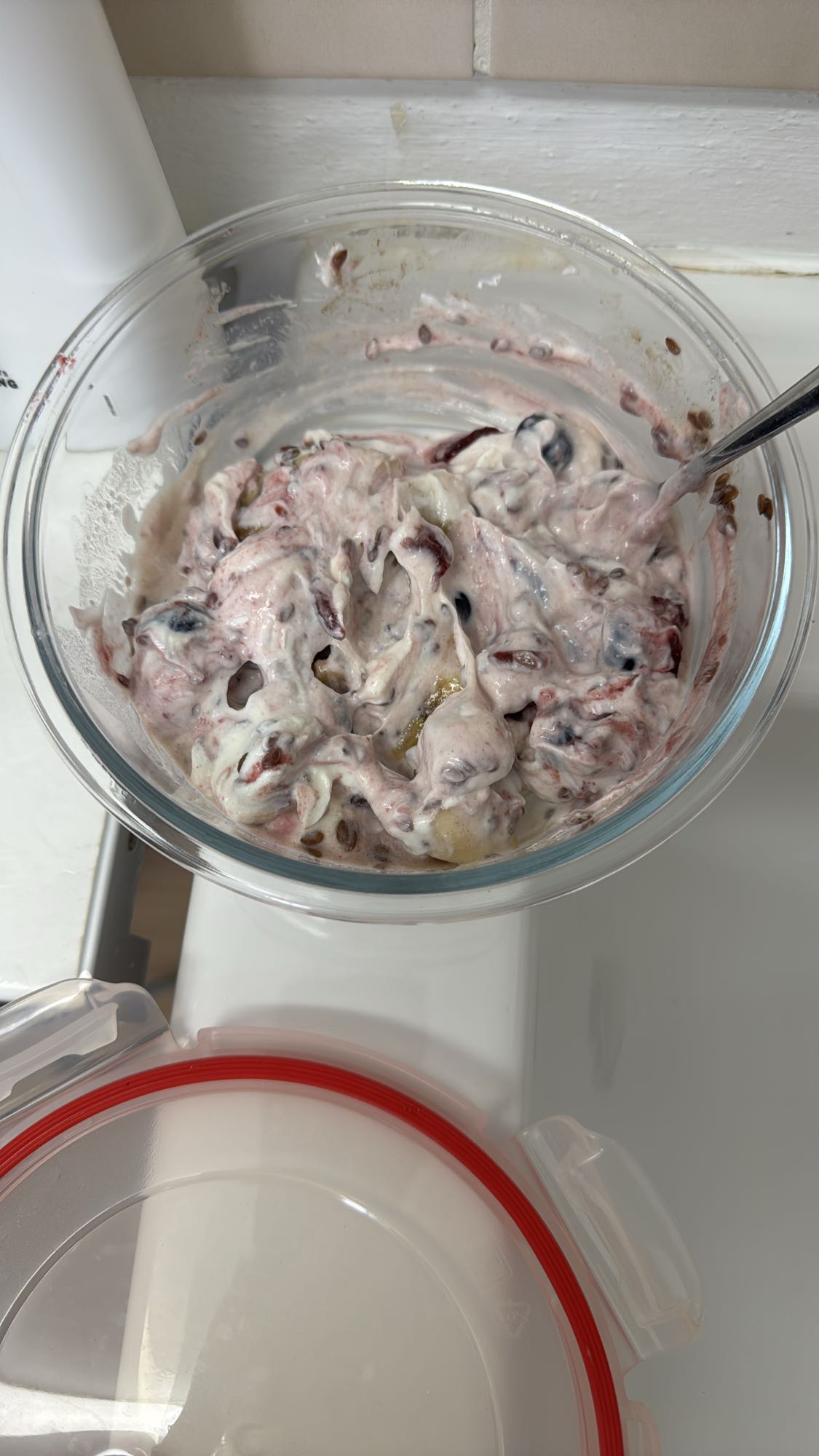 Yoghurt mit Obst und Leinsamen