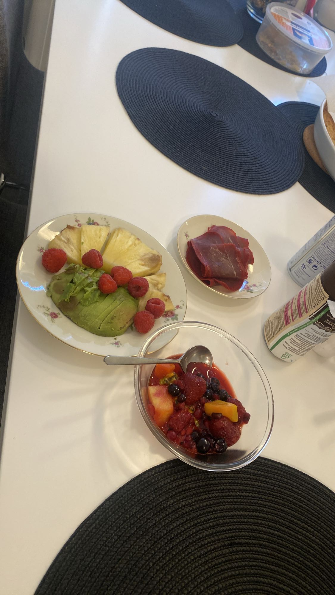 Frukt och avokado tallrik