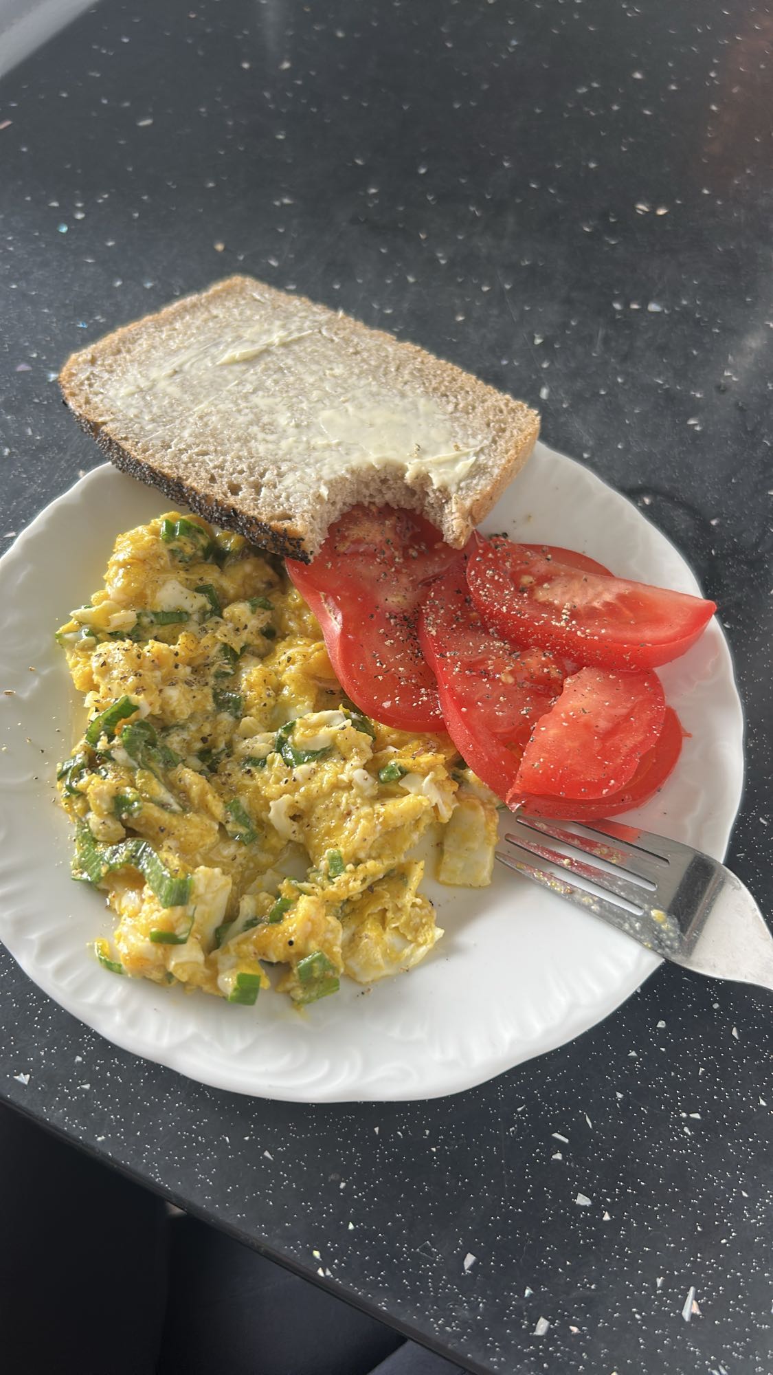 Jajecznica z chlebem i pomidorem